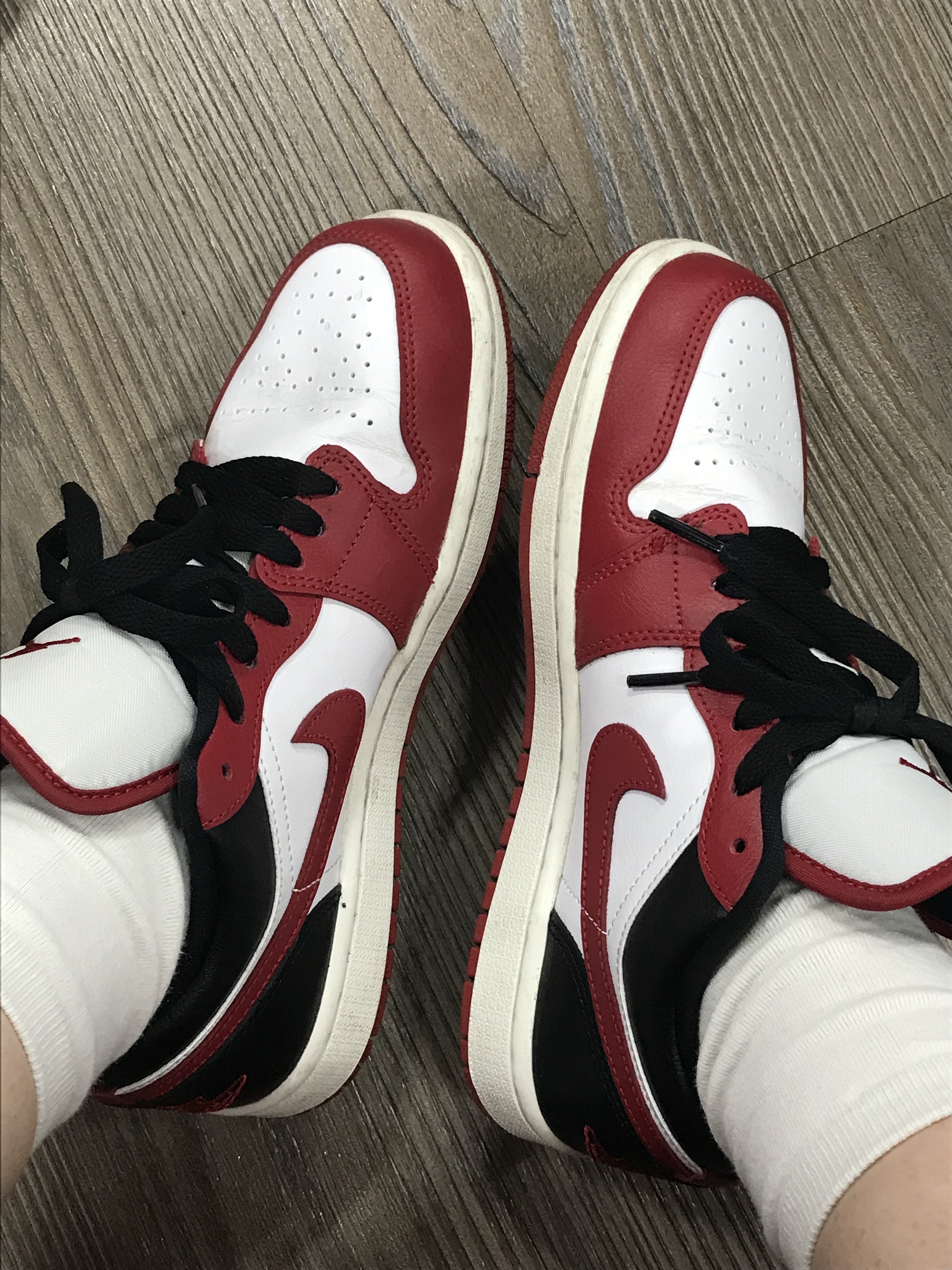 (W) Jordan 1 Low White Gym Red 착용 스타일 - 1
