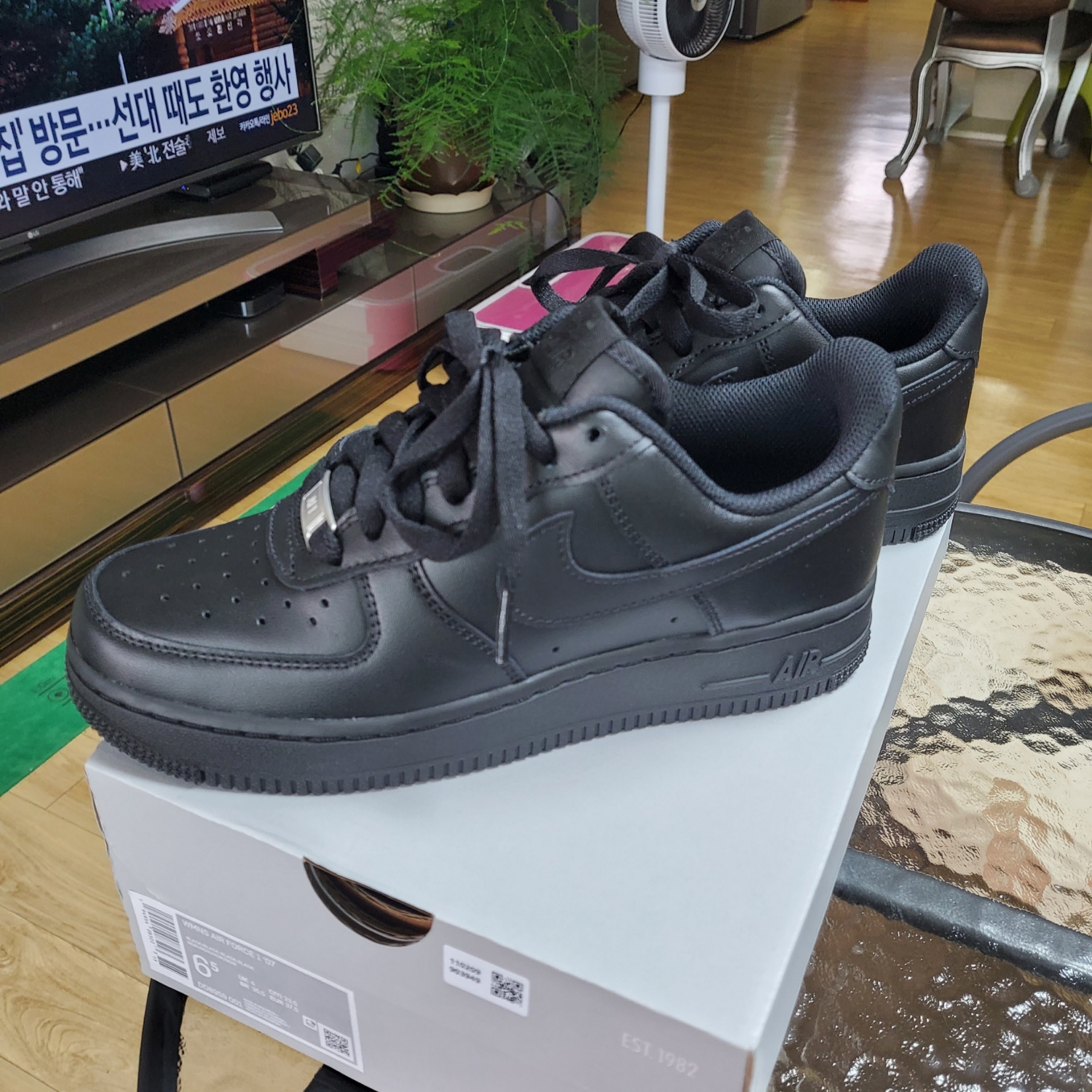 (W) Nike Air Force 1 '07 Low Triple Black 착용 스타일