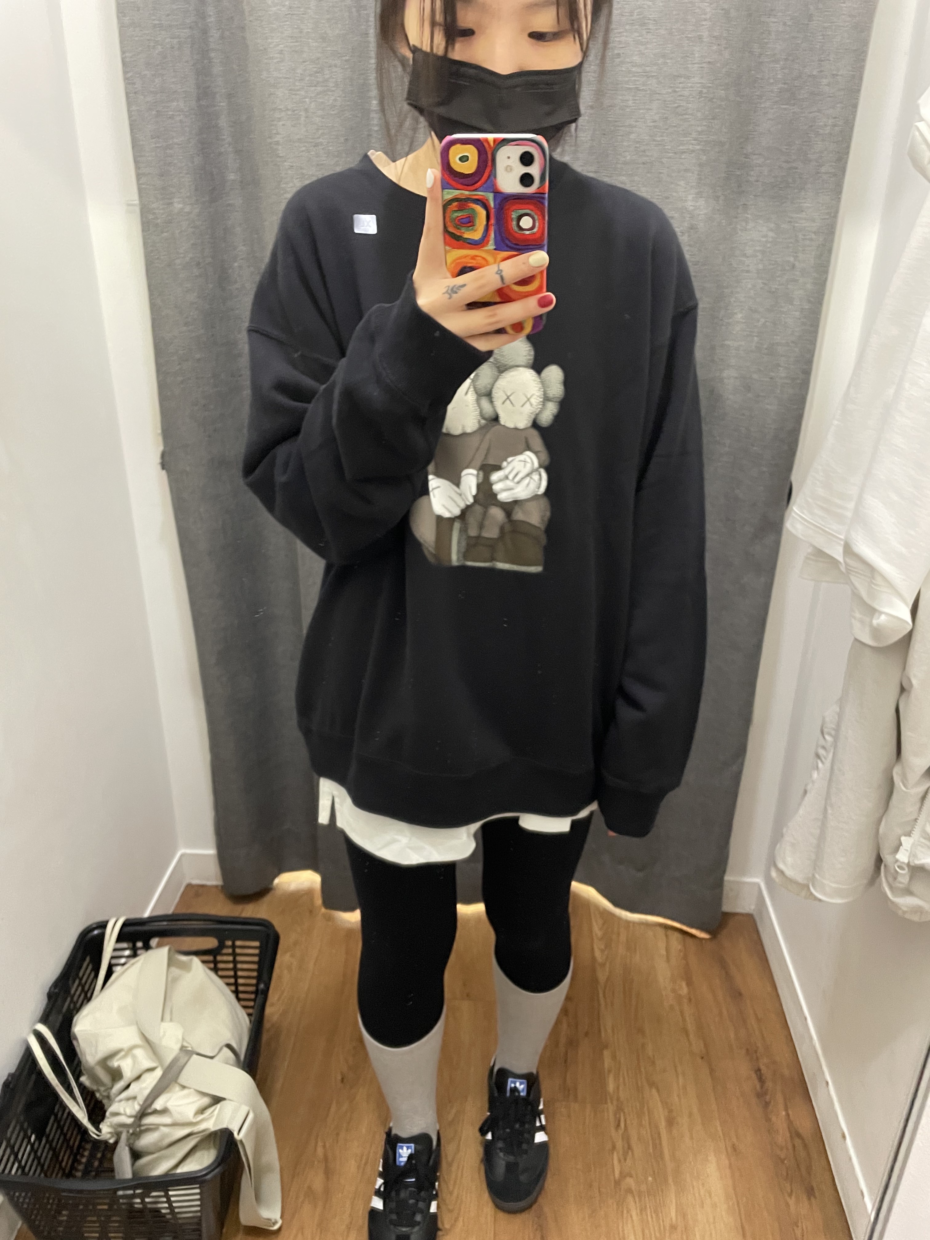 Uniqlo UT x Kaws Long Sleeve Sweatshirt Black 착용 스타일