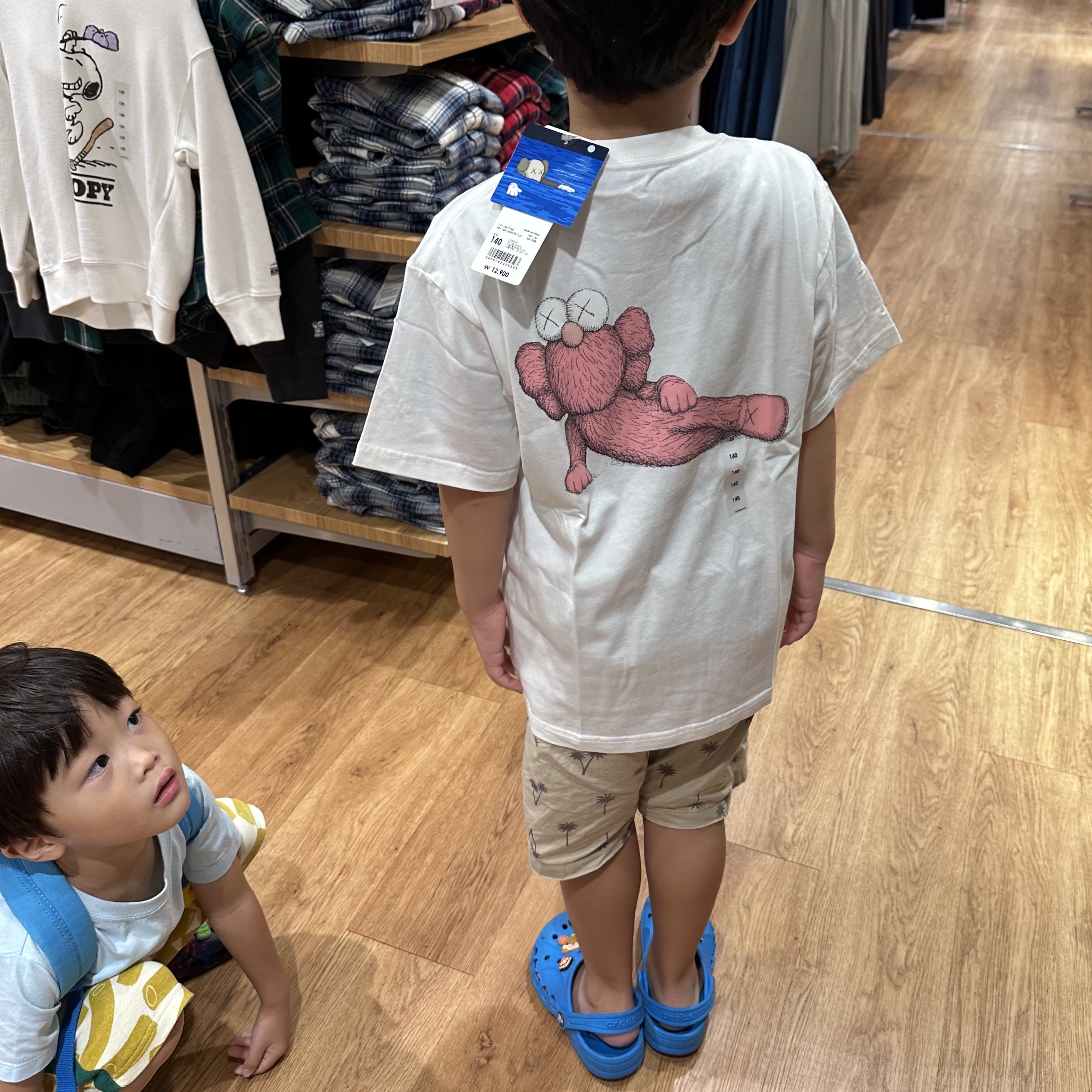 (Kids) Uniqlo UT x Kaws Long Sleeve Sweatshirt Off White 착용 스타일 - 3
