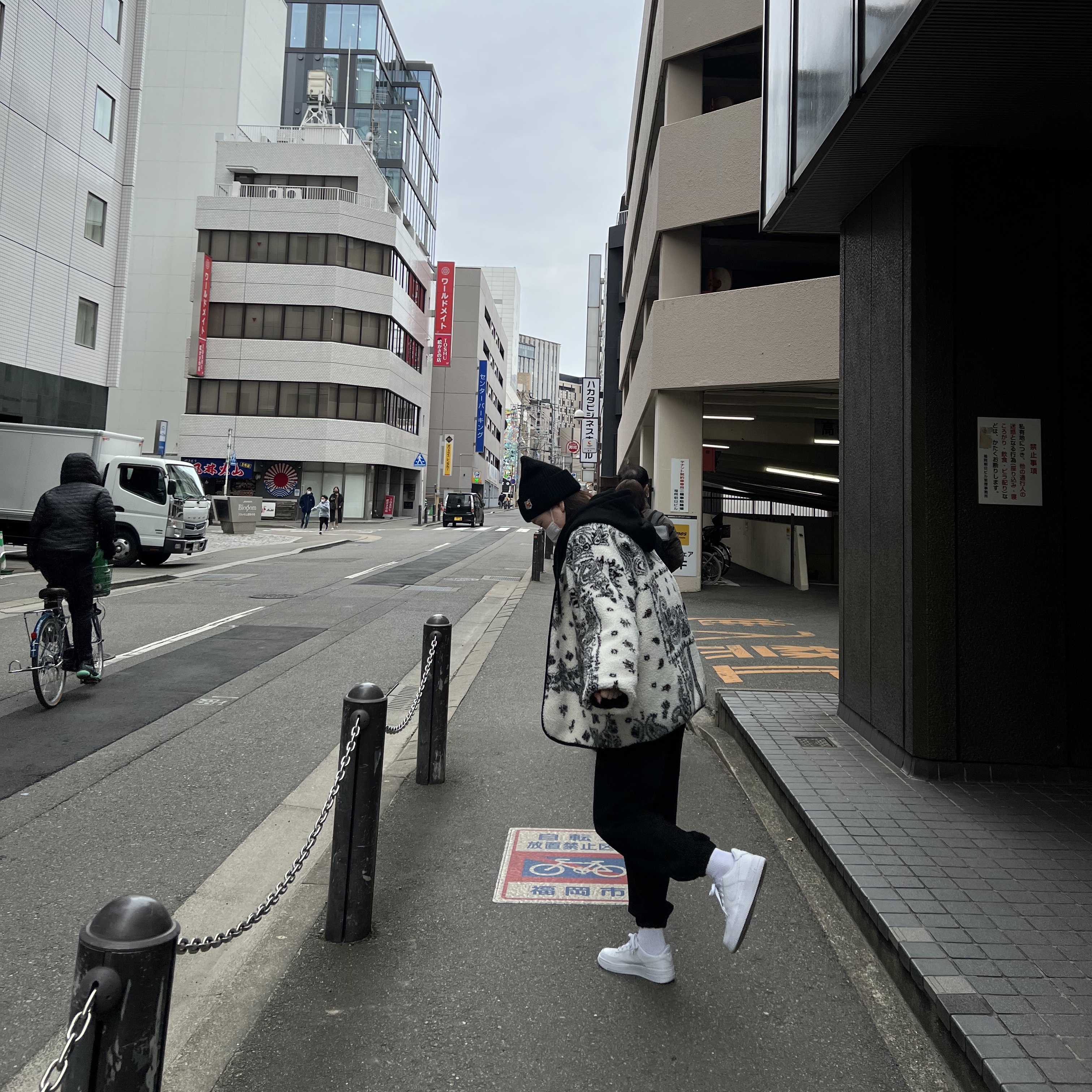 (GS) Nike Air Force 1 LE White, Maison Kitsune Fox Head Patch Ribbed Beanie Black 착용 스타일