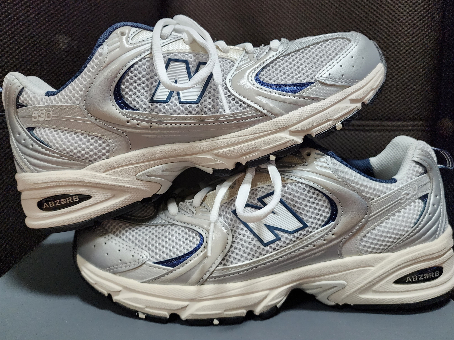 New Balance 530 Steel Grey, New Balance 530 White Silver 착용 스타일 - 1