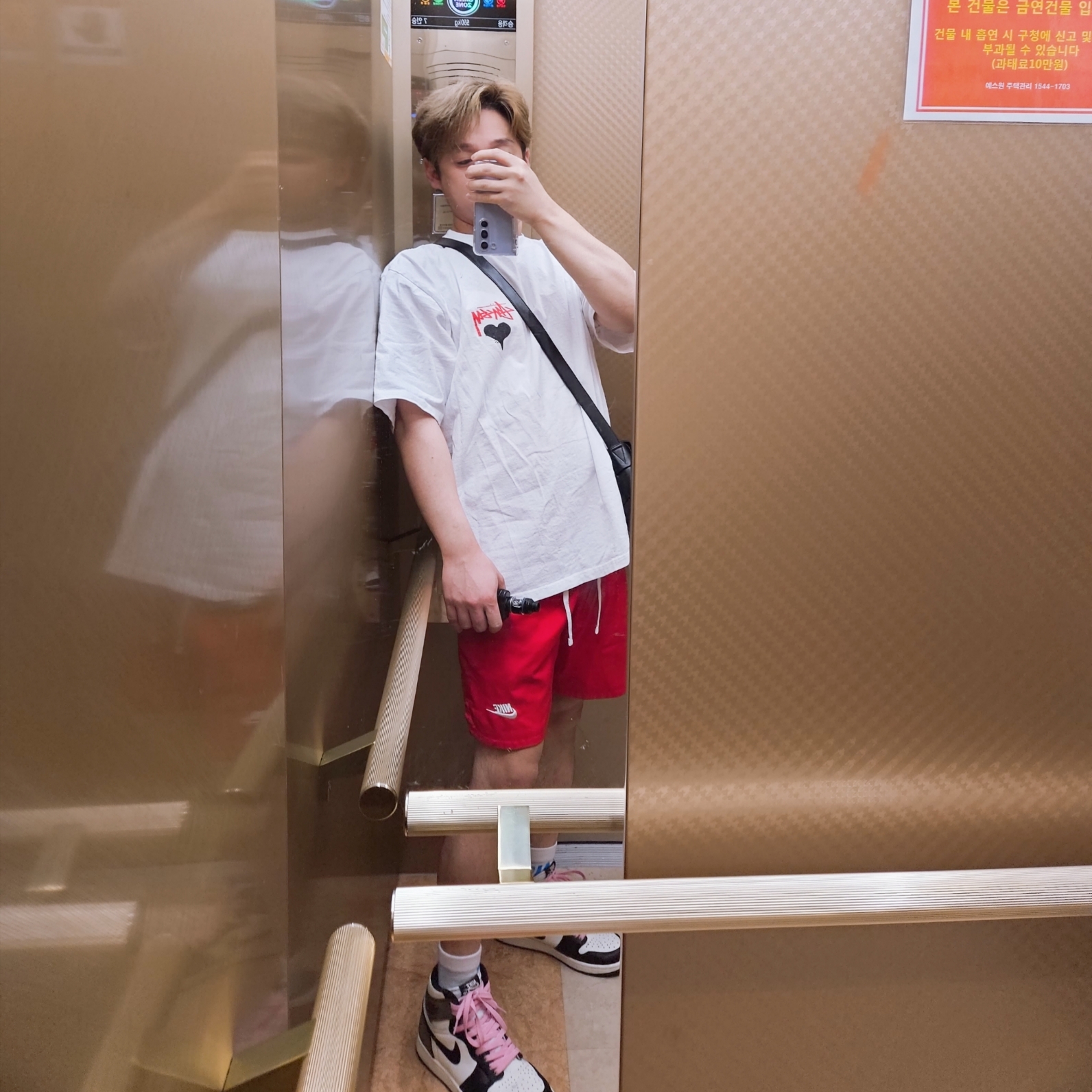 Jordan 1 Retro High OG Black Mocha, Nike NSW Woven Lined Flow Shorts University Red - US/EU 착용 스타일