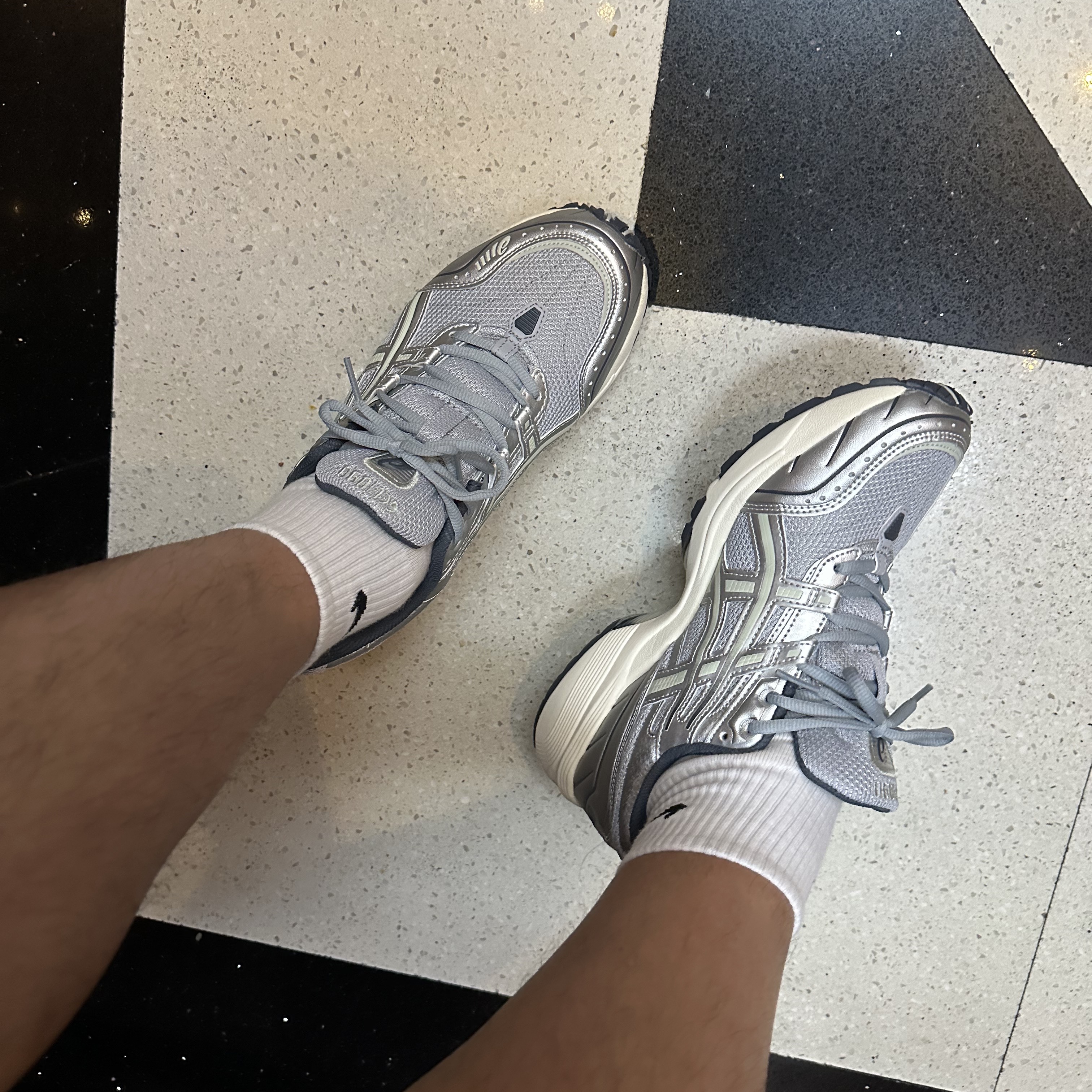 Asics Gel-1090 Piedmont Grey 착용 스타일 - 2