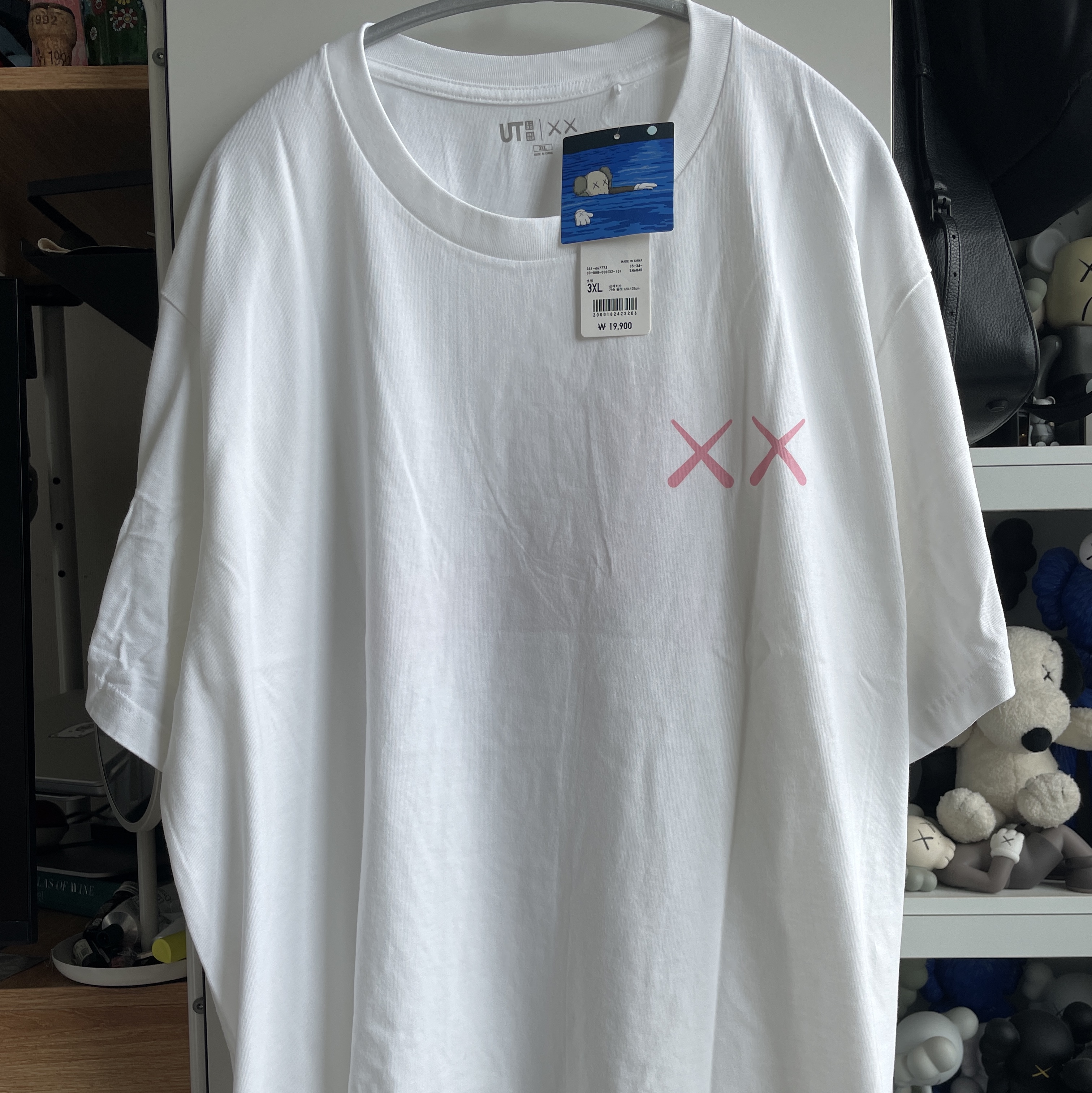 Uniqlo UT x Kaws Short Sleeve Graphic T-Shirt White, Uniqlo UT x Kaws Short Sleeve Graphic T-Shirt White 착용 스타일 - 1