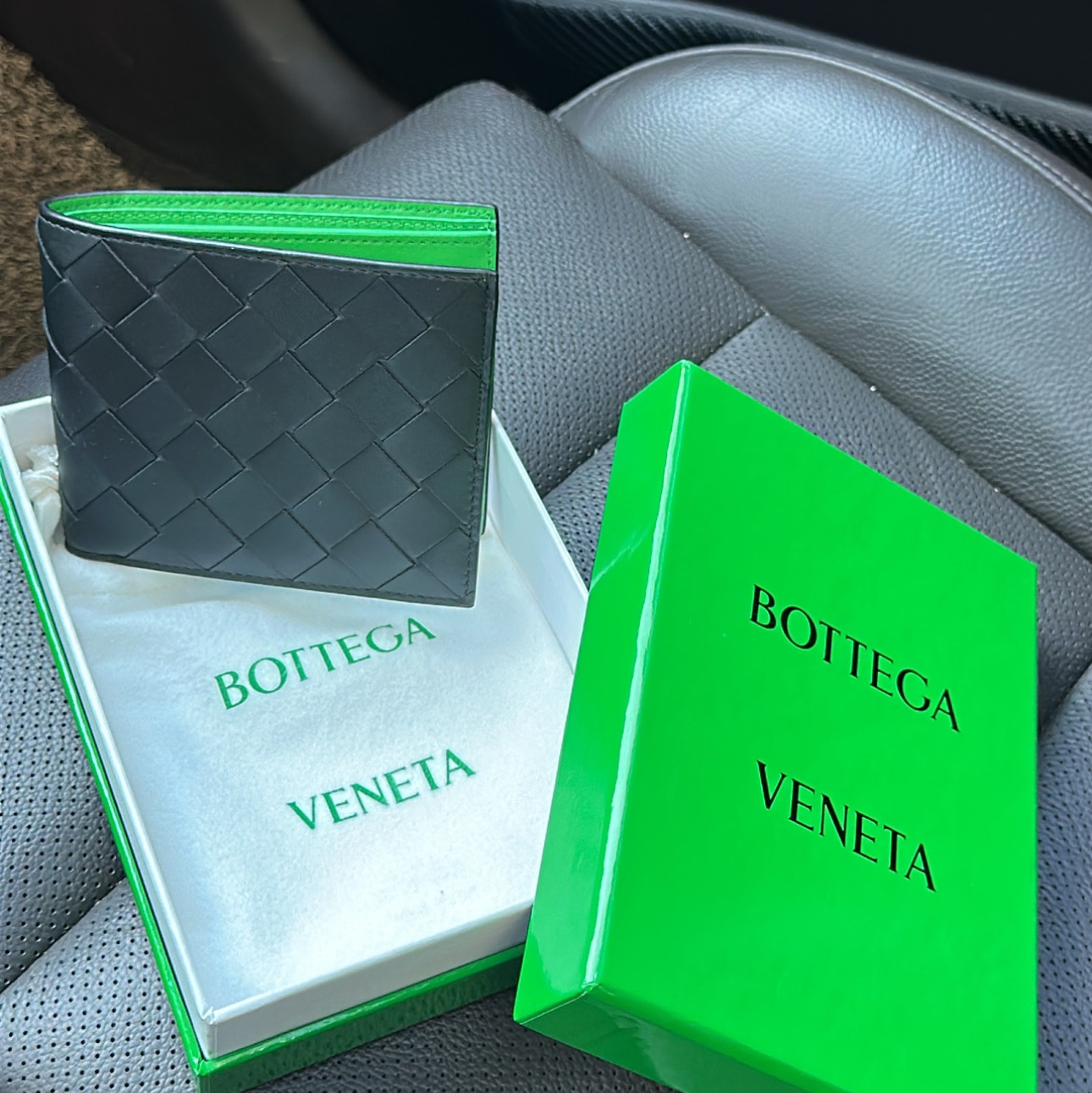 Bottega Veneta Bi-Fold Wallet Black Grass 착용 스타일