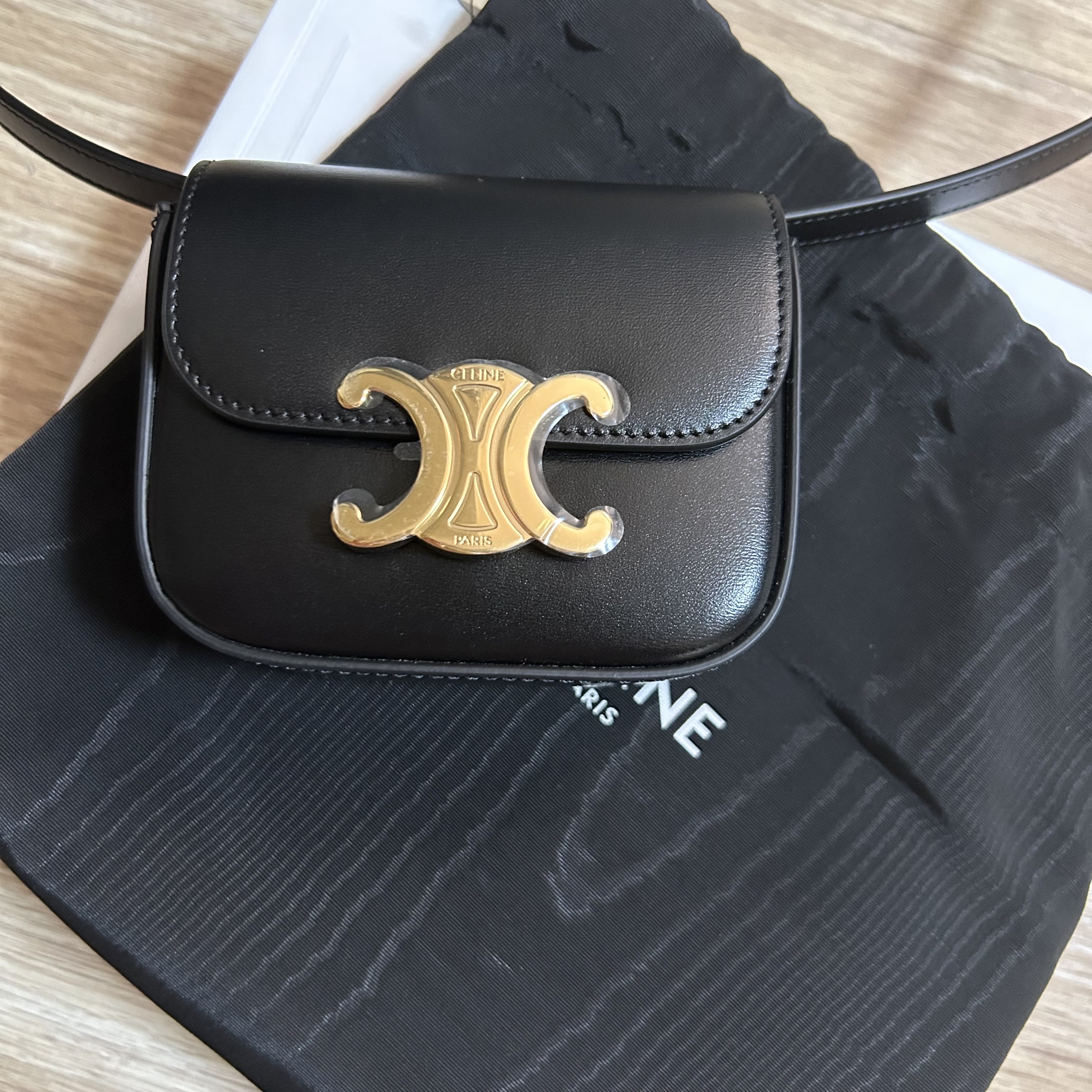 Celine Mini Claude in Shiny Calfskin Black 착용 스타일
