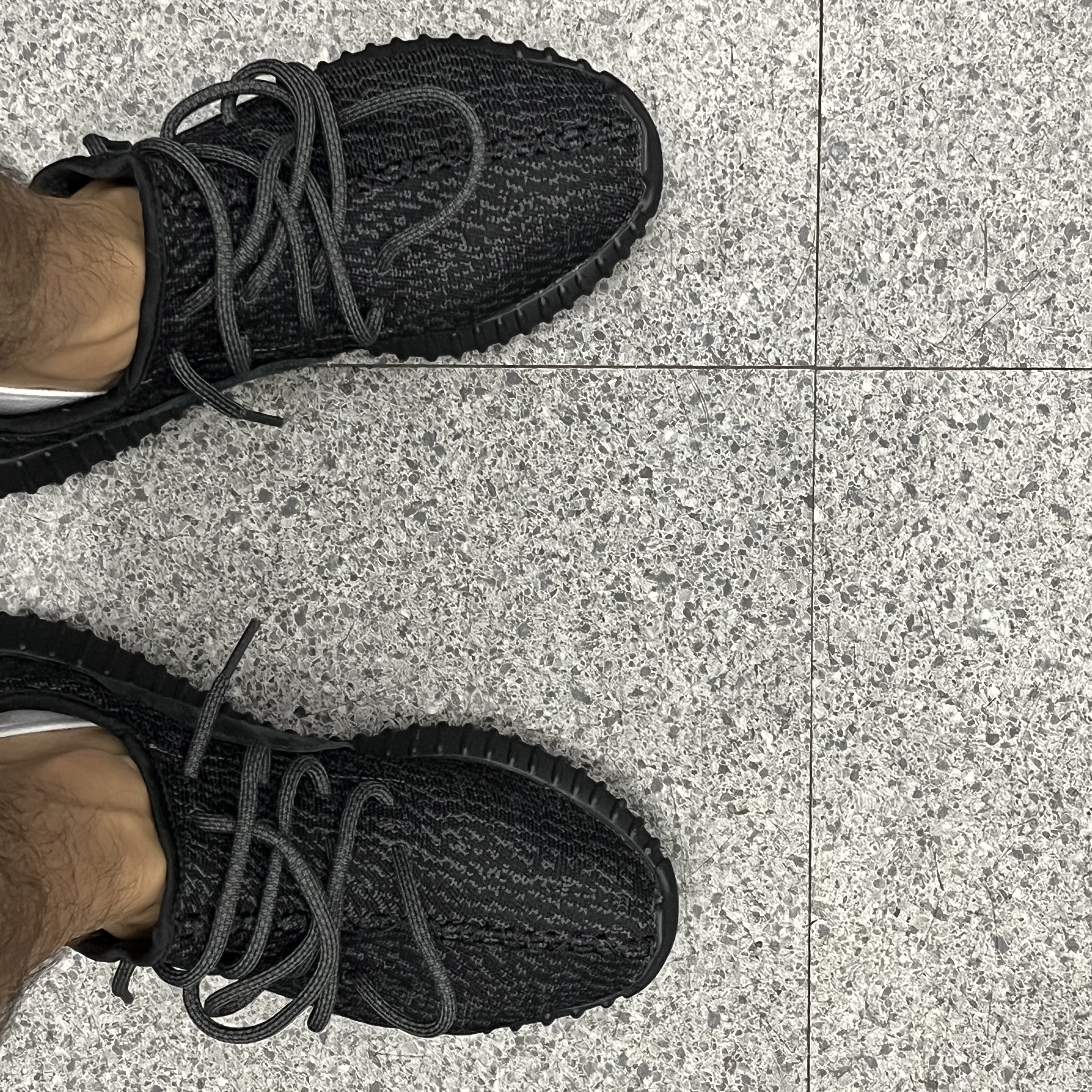 Adidas Yeezy Boost 350 Pirate Black 2023 착용 스타일