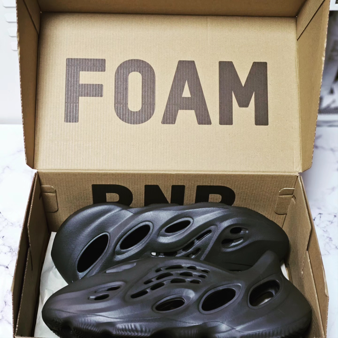Adidas Yeezy Foam RNNR Carbon 착용 스타일 - 1