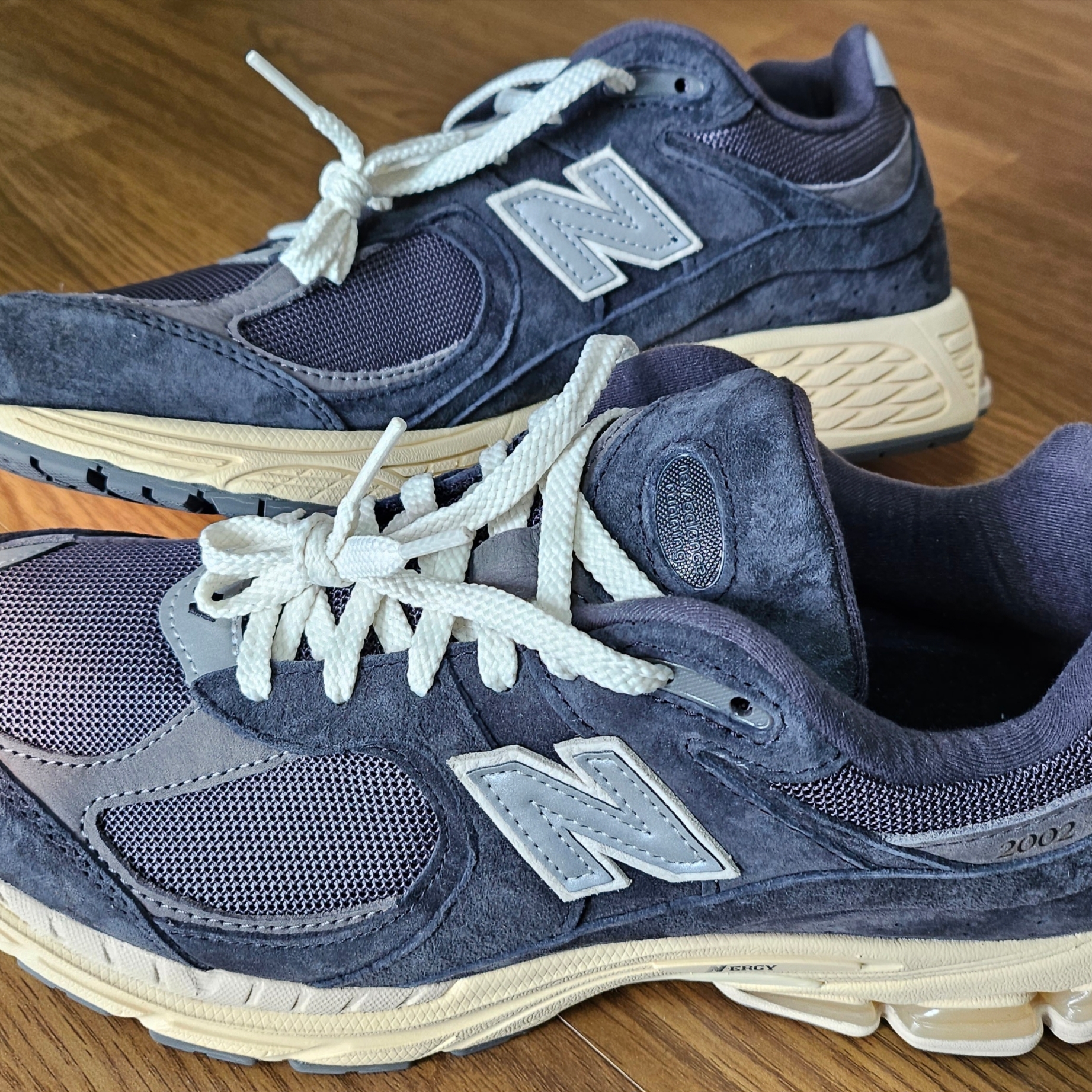 New Balance 2002R Special Vintage Black Grey 착용 스타일