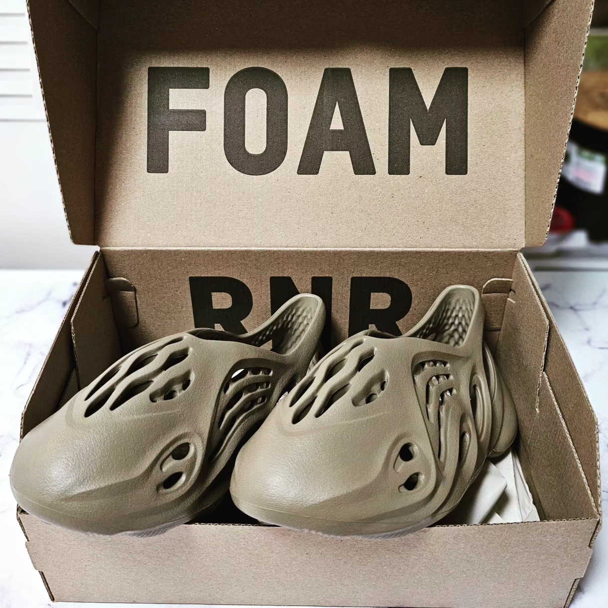 Adidas Yeezy Foam RNNR Stone Taupe 착용 스타일 - 5