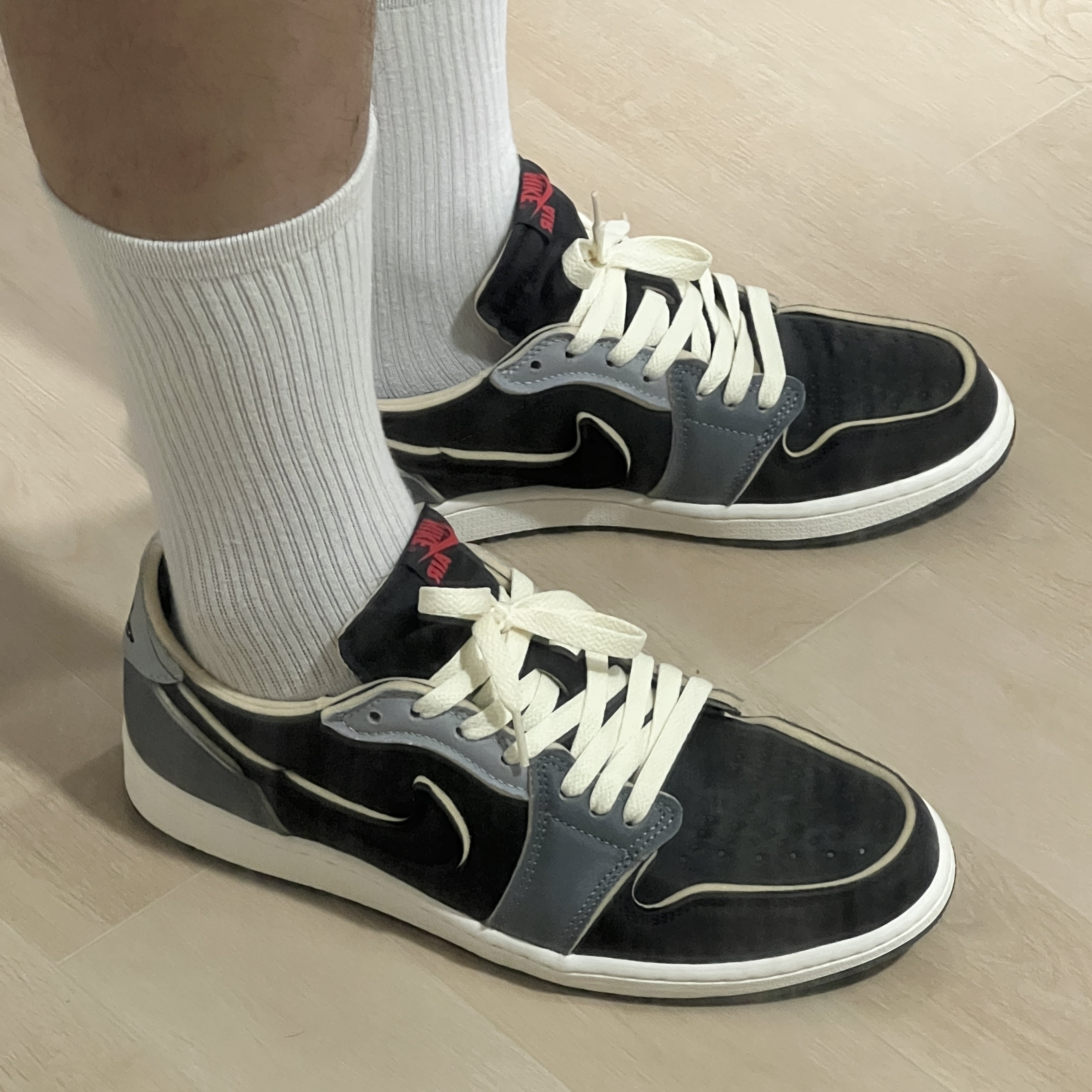 Jordan 1 Retro Low OG EX Black and Smoke Grey 착용 스타일 - 2