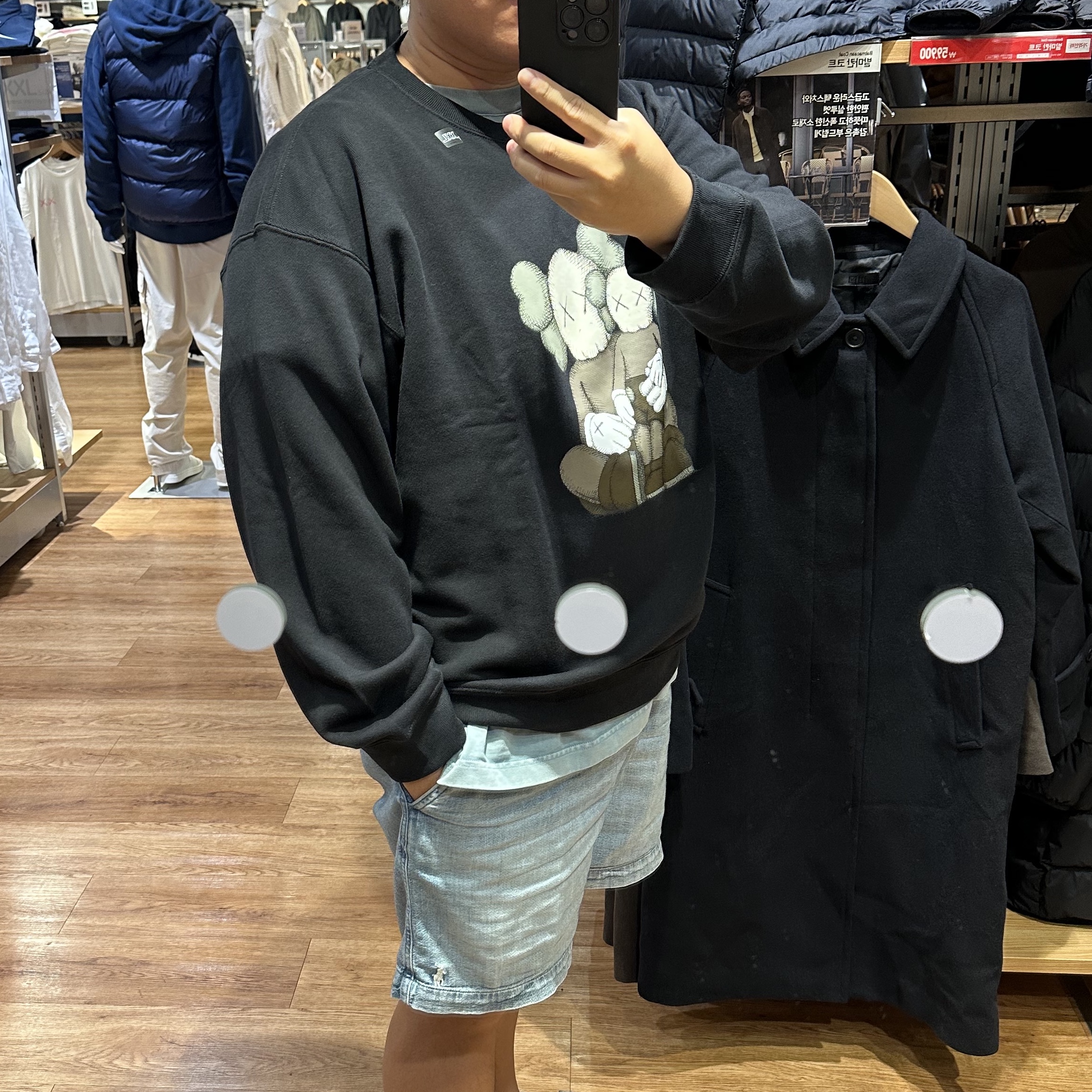 Uniqlo UT x Kaws Long Sleeve Sweatshirt Black 착용 스타일 - 2