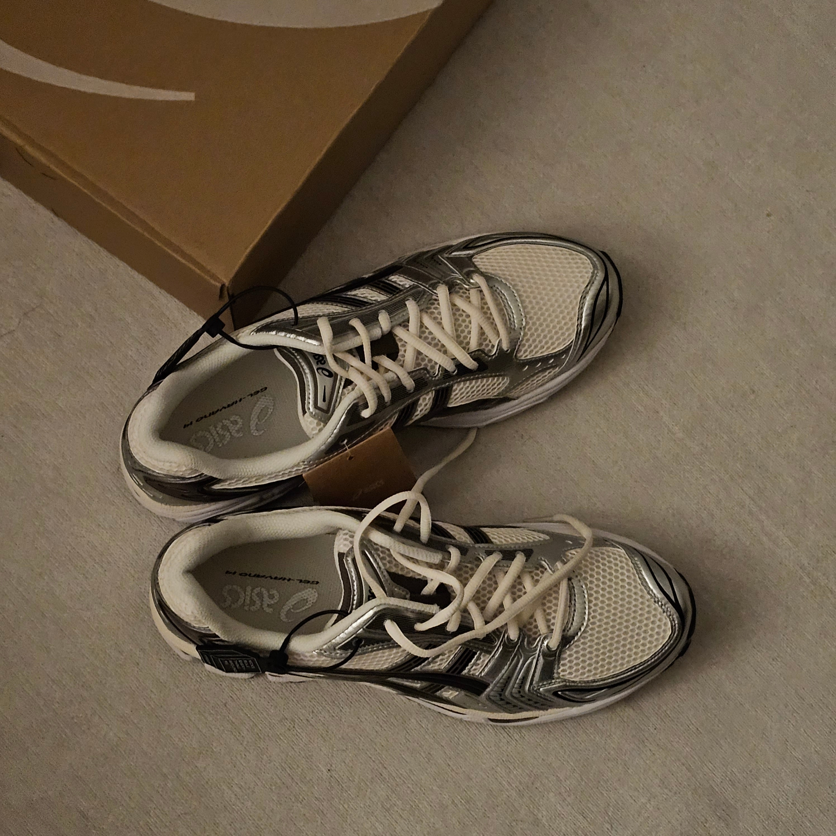 Asics Gel-Kayano 14 Cream Black 착용 스타일