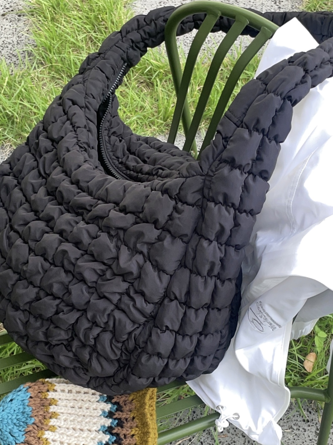 COS Quilted Oversized Shoulder Bag Black, (W) Jordan 1 Mid SE Light Mulberry 착용 스타일 - 1