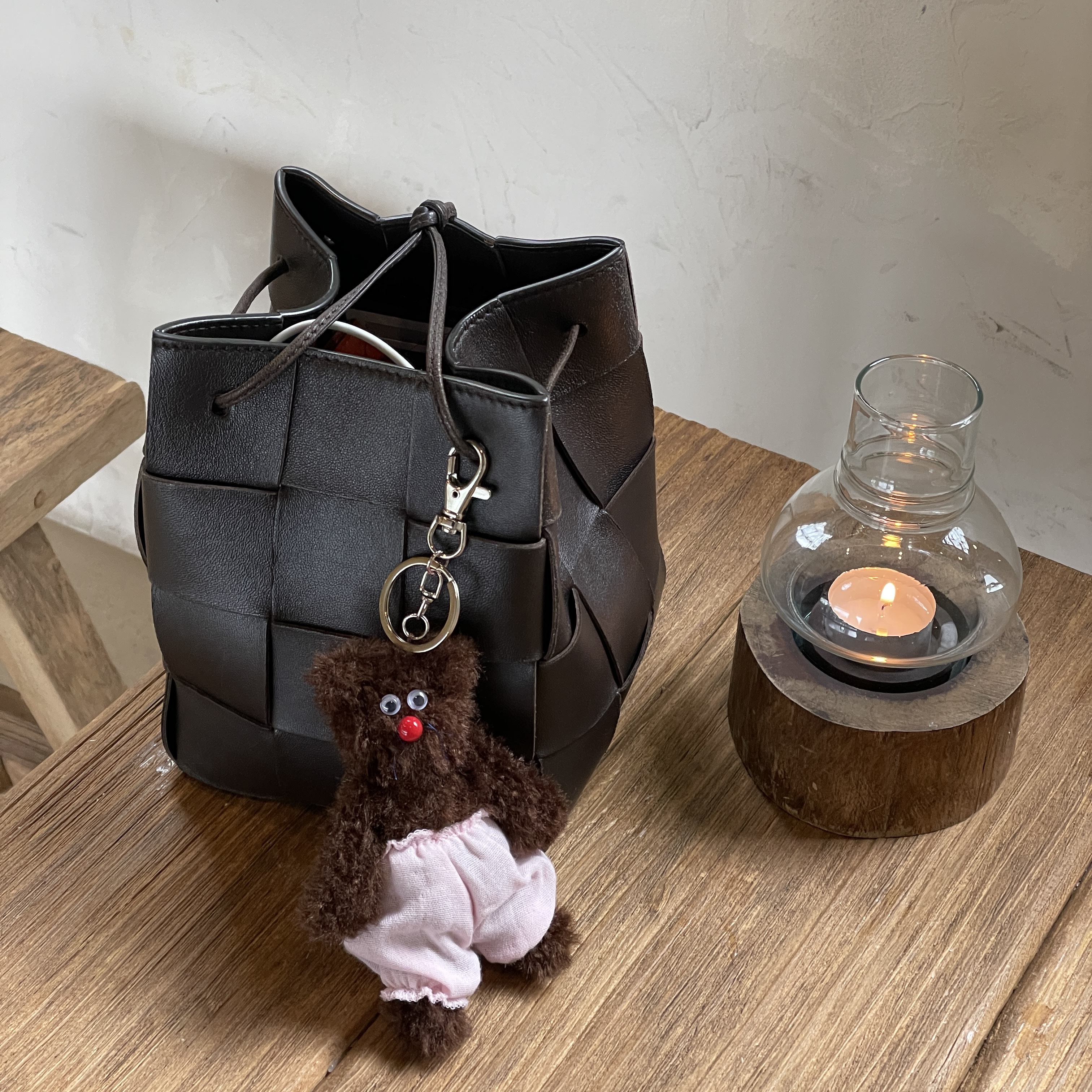 Bottega Veneta Small Leather Cassette Bucket Bag Fondant 착용 스타일