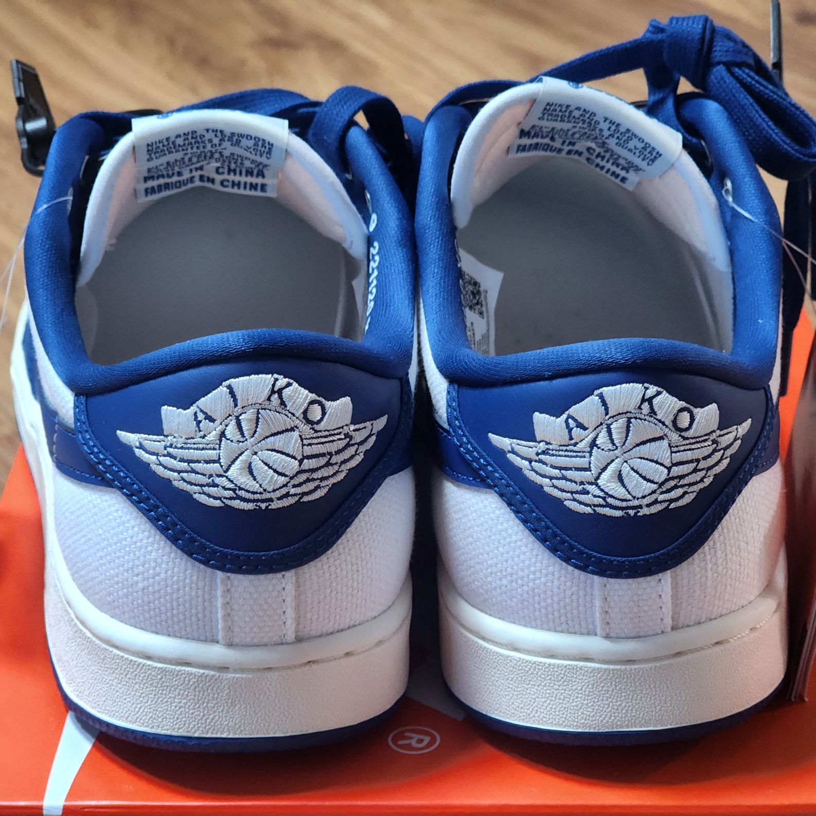 Jordan 1 KO Low White Dark Royal Blue 착용 스타일 - 3