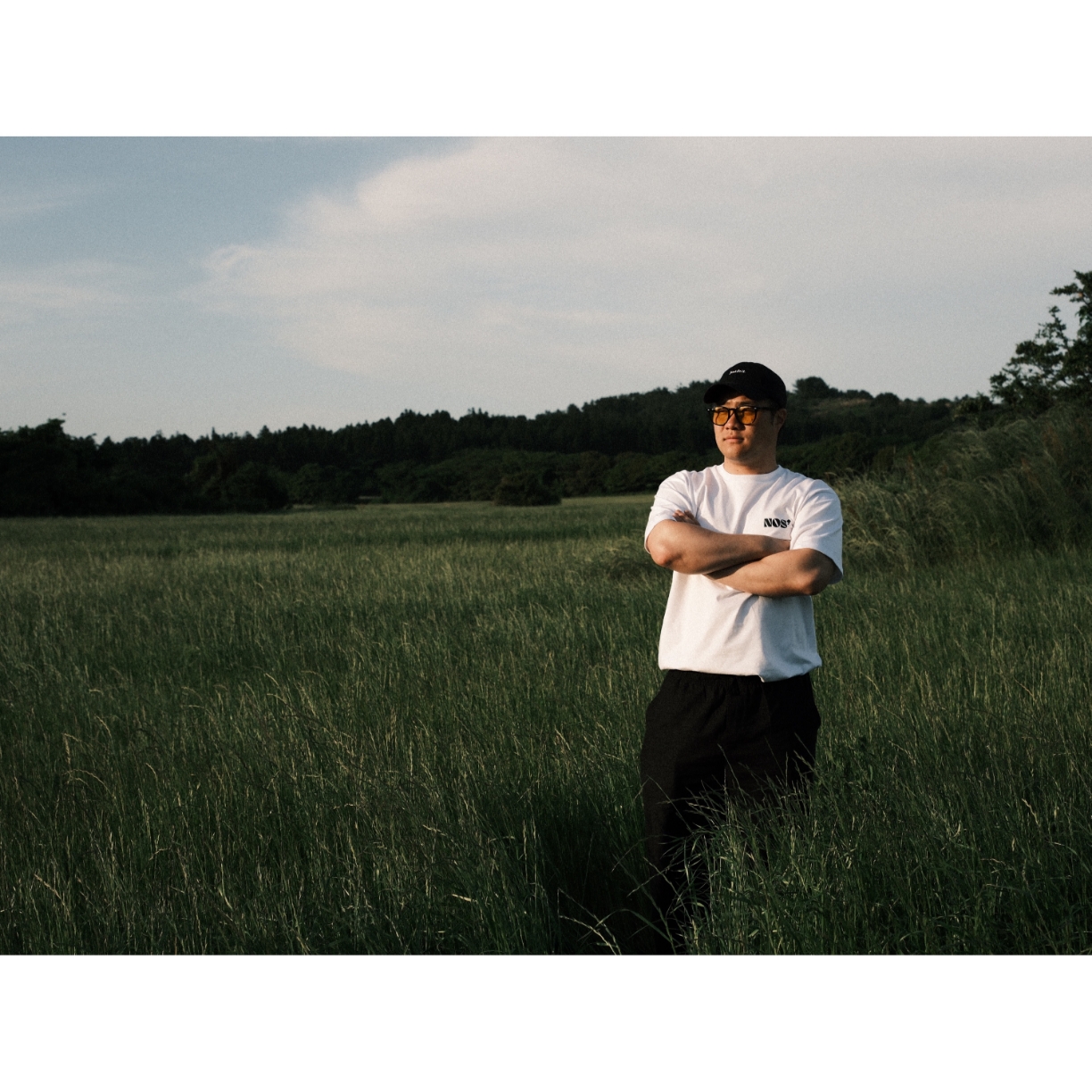 NOS7 Black Signature Logo Standard Fit T-Shirt White 착용 스타일 - 2