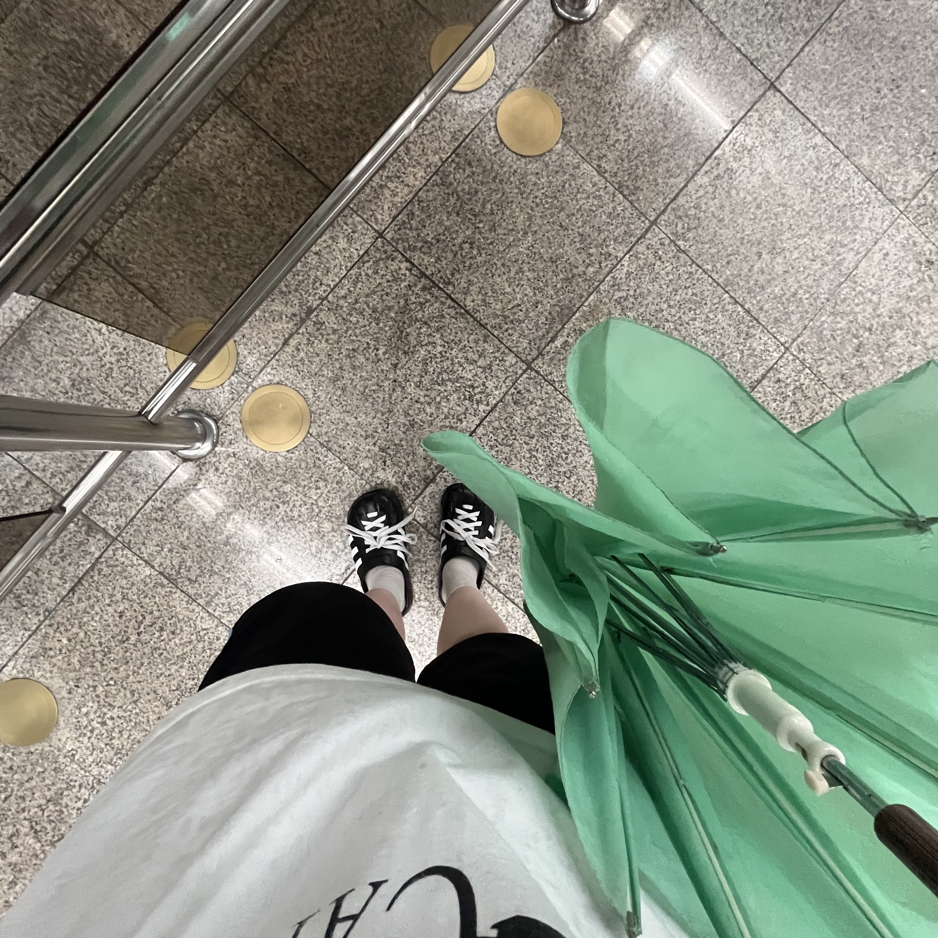 Adidas Adilette Clog Black White 착용 스타일