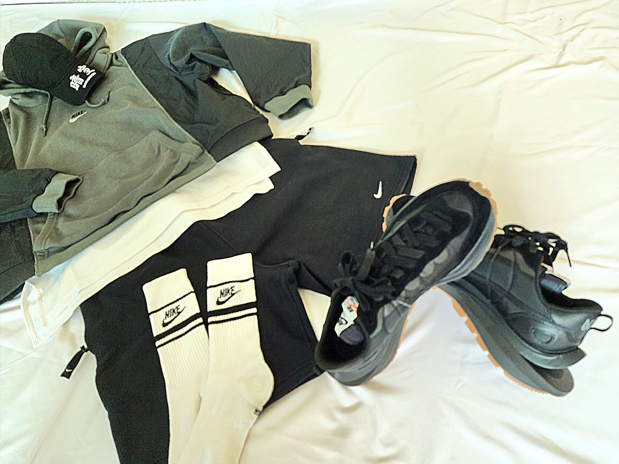 Darkr8m Studio x New Era Unstructured Ball Cap Black, Nike x Sacai VaporWaffle Black and Gum 착용 스타일 - 2