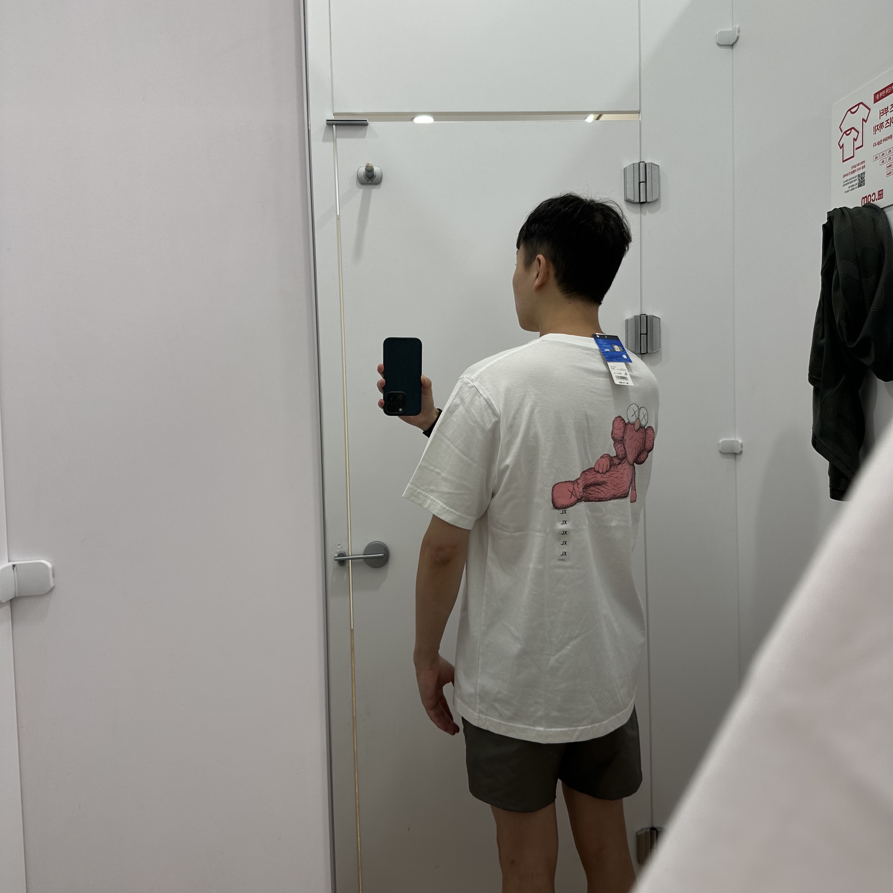 Uniqlo UT x Kaws Short Sleeve Graphic T-Shirt White 착용 스타일 - 1