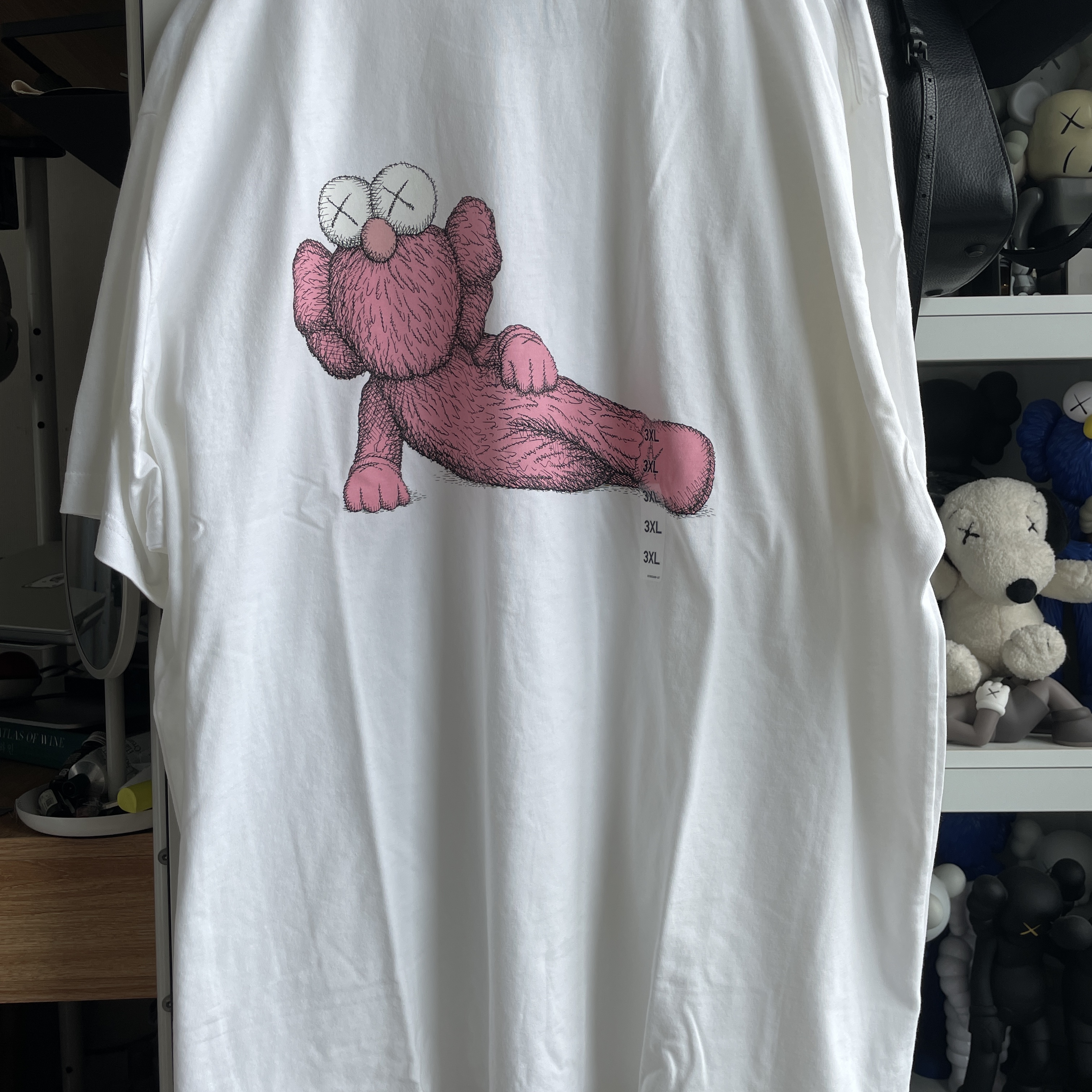 Uniqlo UT x Kaws Short Sleeve Graphic T-Shirt White, Uniqlo UT x Kaws Short Sleeve Graphic T-Shirt White 착용 스타일 - 2