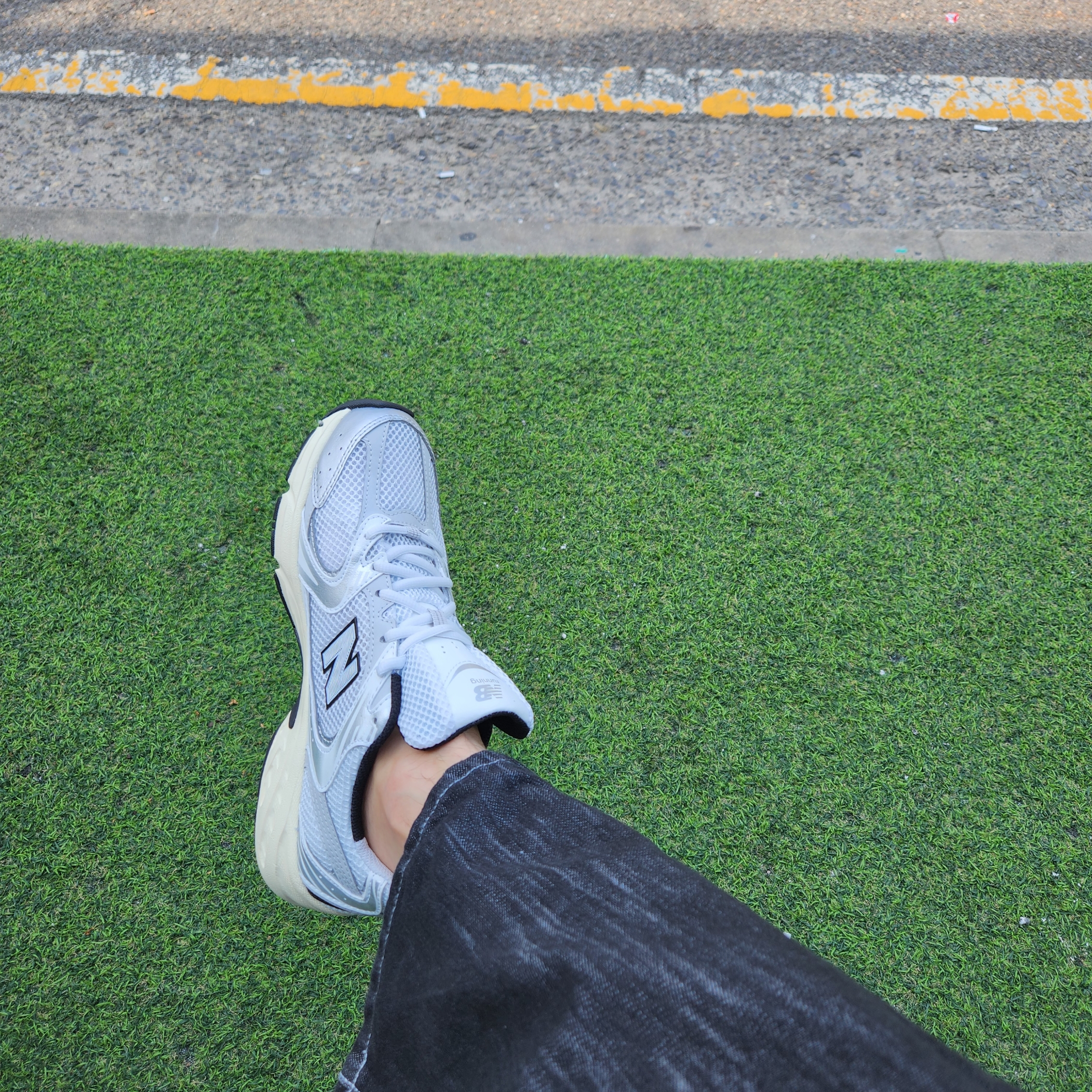 New Balance 530 Silver Cream 착용 스타일 - 4