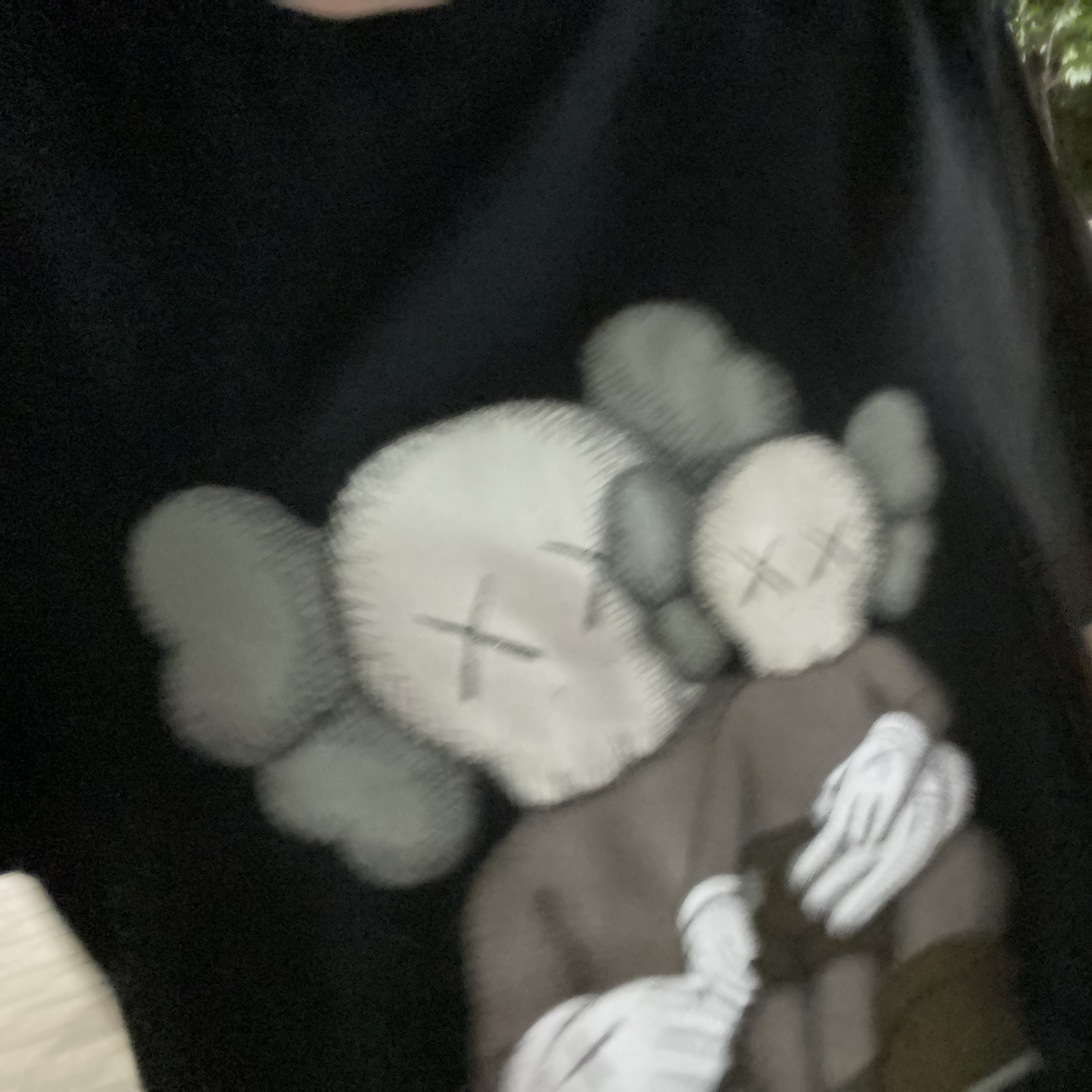 Uniqlo UT x Kaws Short Sleeve Graphic T-Shirt Black 착용 스타일