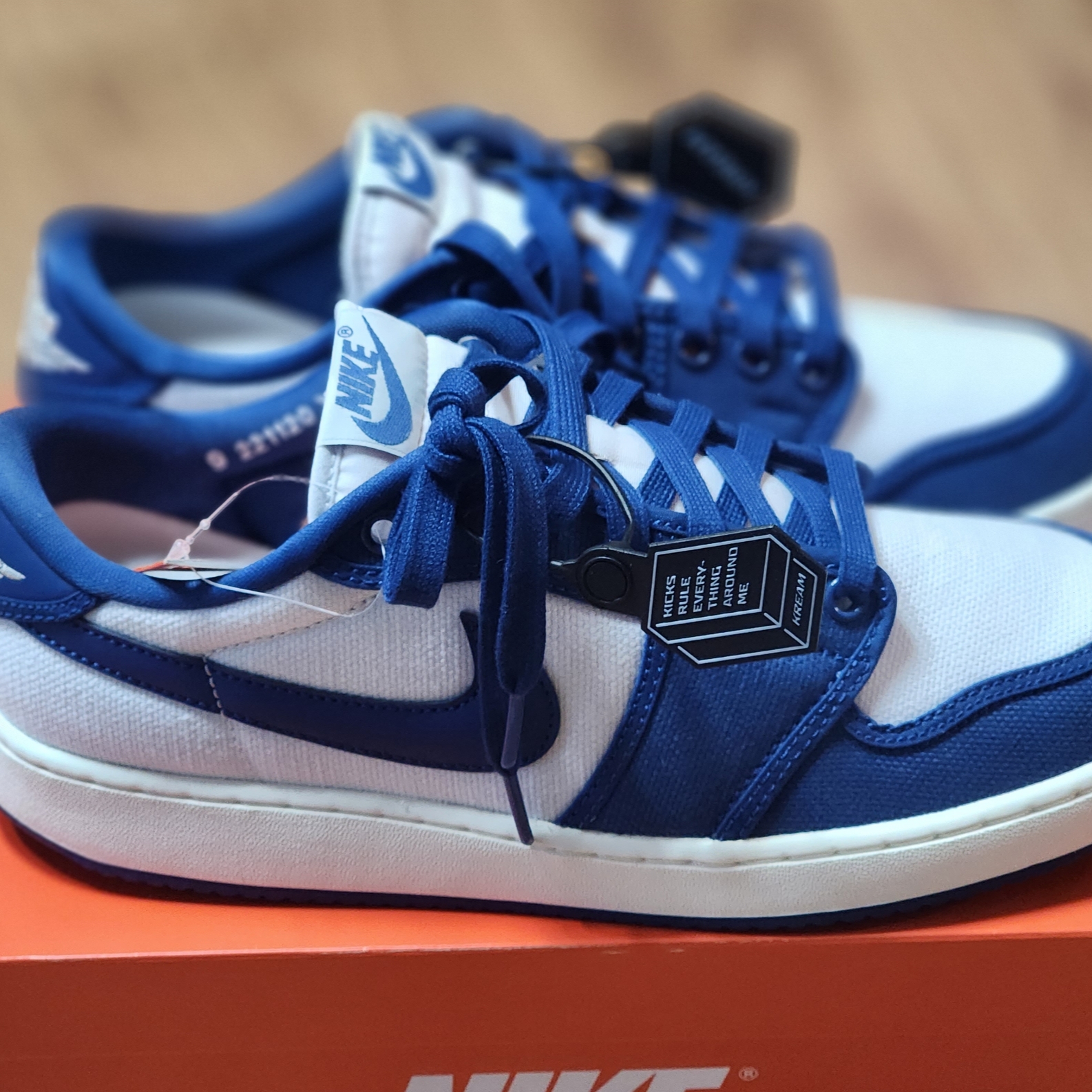 Jordan 1 KO Low White Dark Royal Blue 착용 스타일 - 1