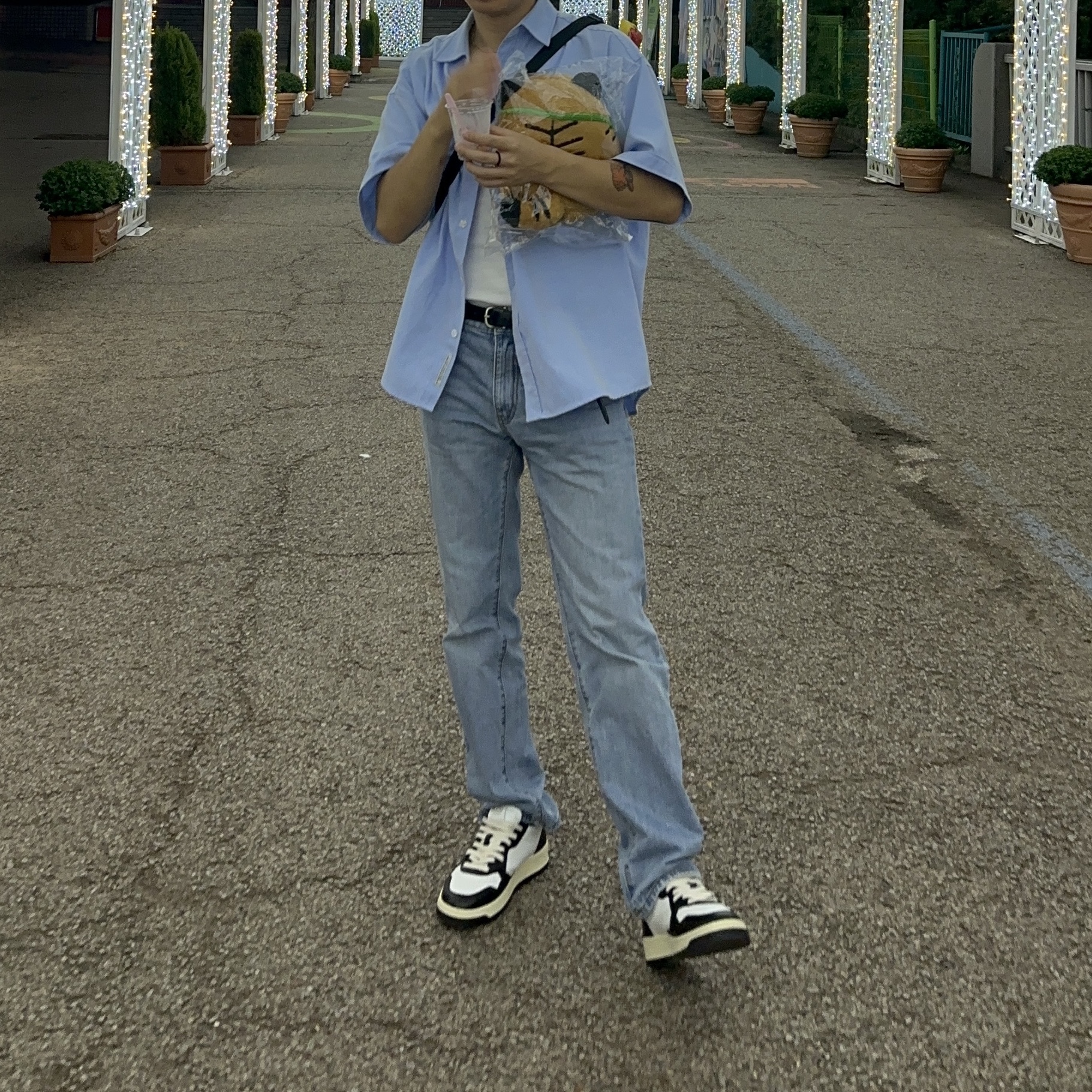 Autry Medalist Low Leather Sneakers Black White 착용 스타일