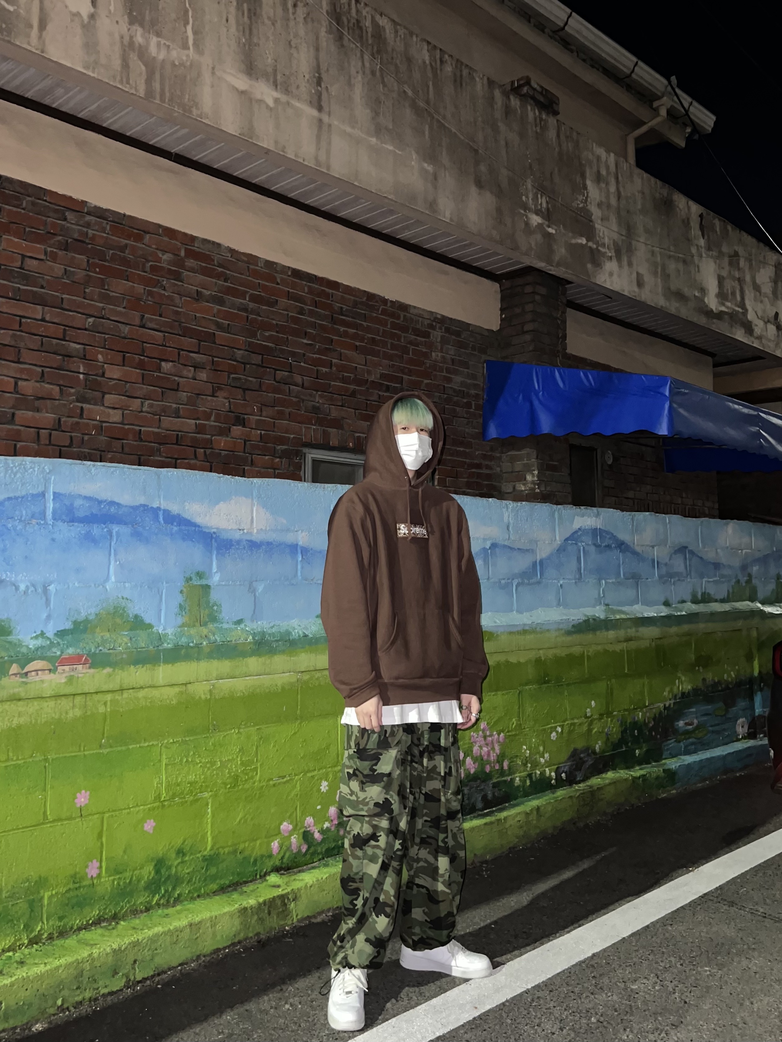 Supreme Bandana Box Logo Hooded Sweatshirt Brown - 19FW, Nike x Supreme Air Force 1 Low White 착용 스타일 - 1
