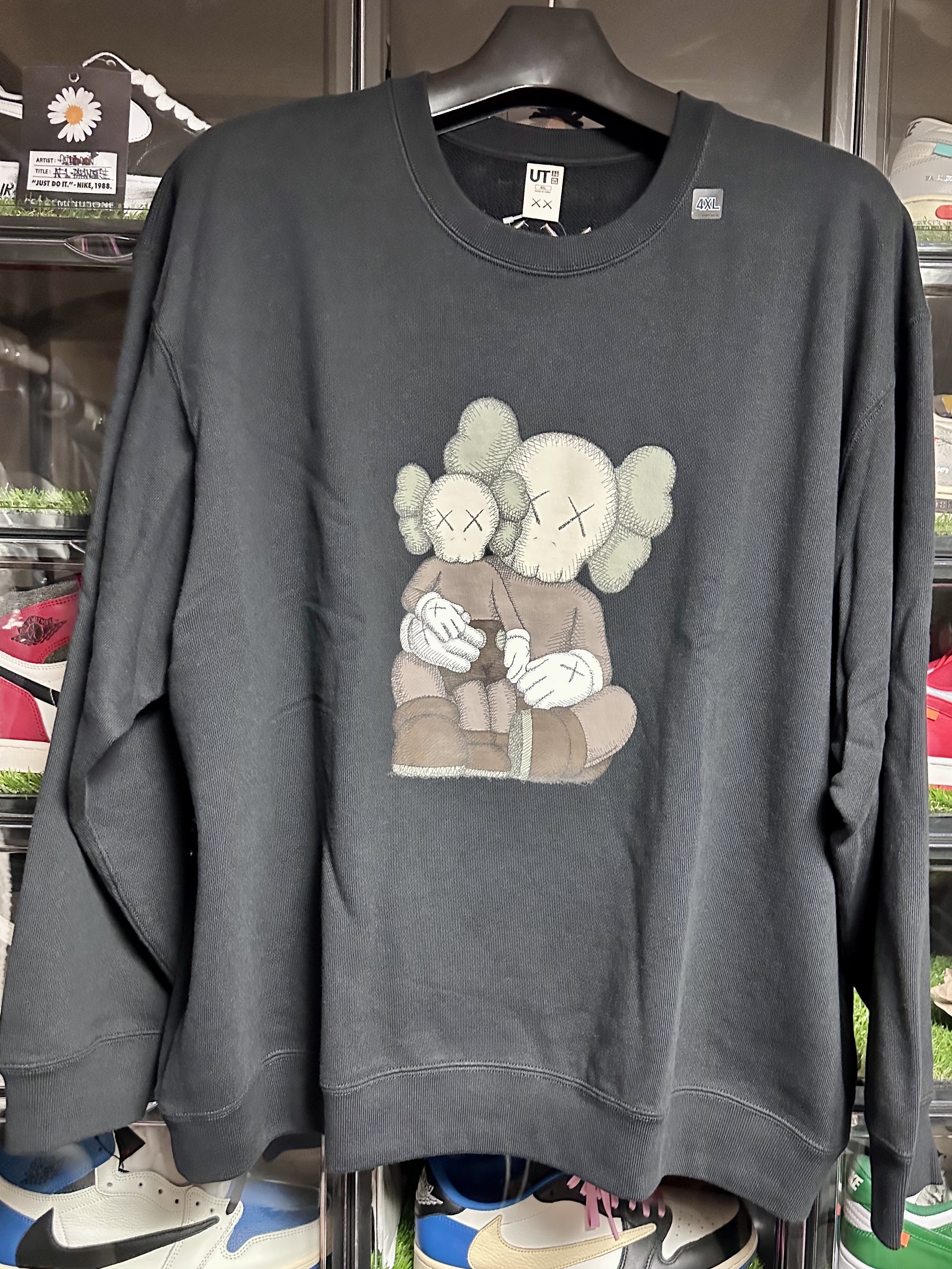 Uniqlo UT x Kaws Long Sleeve Sweatshirt Black 착용 스타일