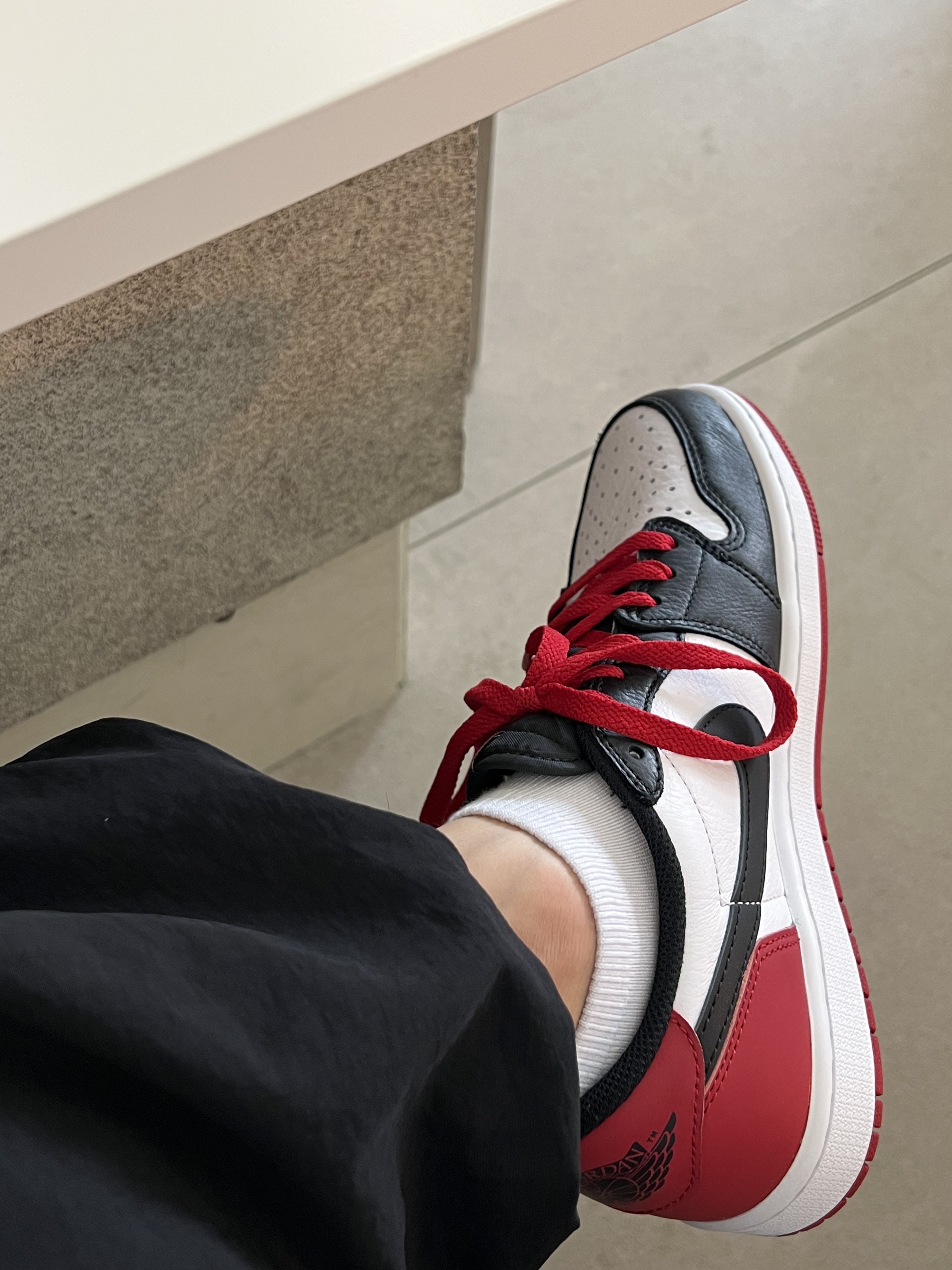Jordan 1 Retro Low OG Black Toe 착용 스타일 - 2