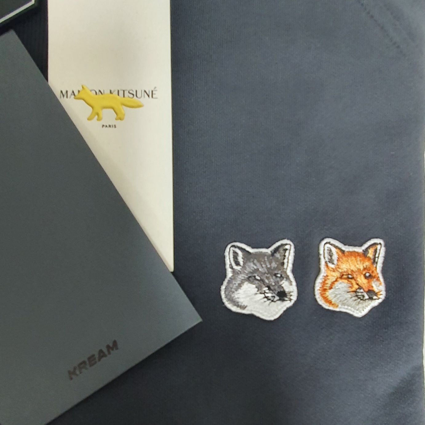 Maison Kitsune Double Fox Head Patch Classic Sweatshirt Anthracite 착용 스타일