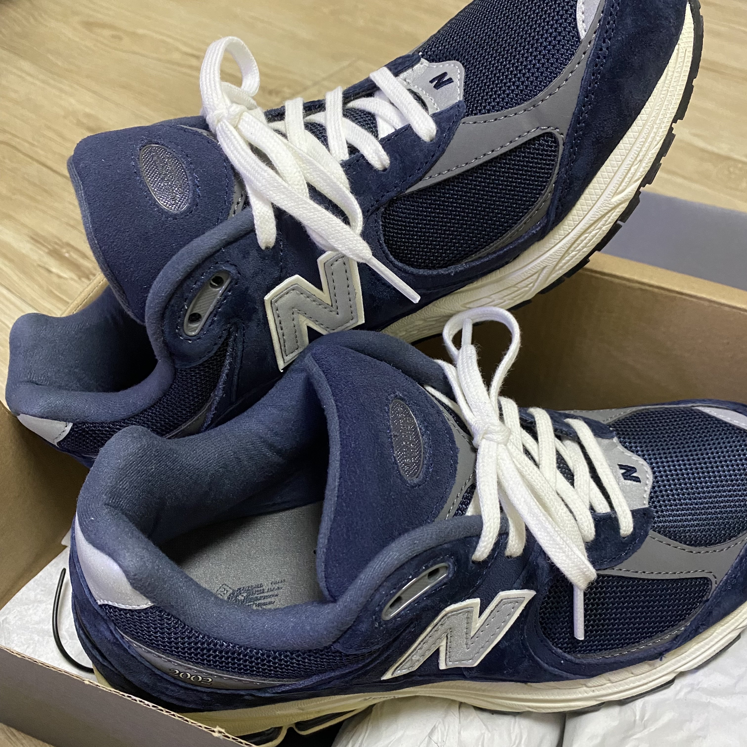 New Balance 2002R Eclipse Castlerock 착용 스타일