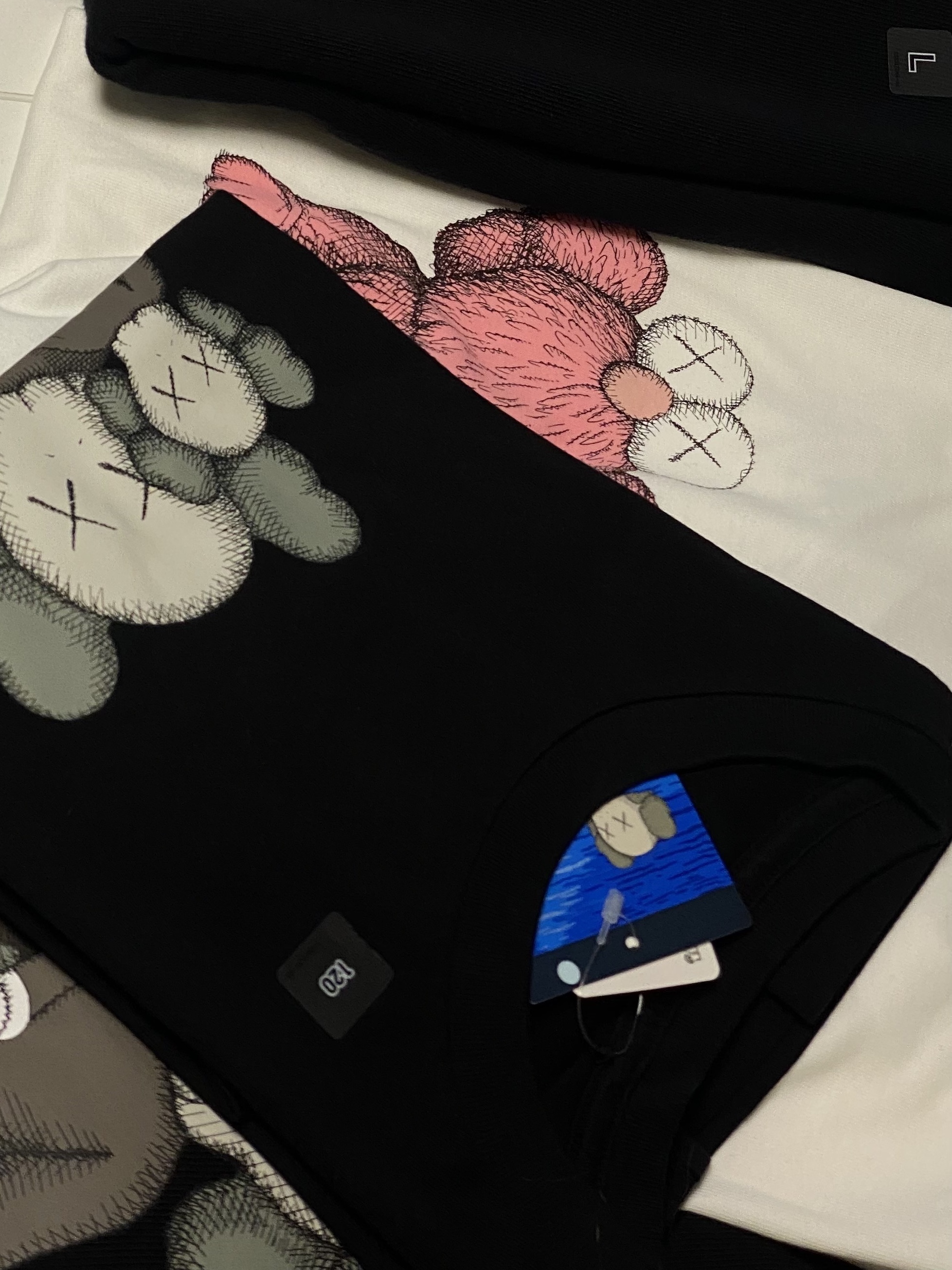 (Kids) Uniqlo UT x Kaws Short Sleeve Graphic T-Shirt Black, Uniqlo UT x Kaws Short Sleeve Graphic T-Shirt Black 착용 스타일 - 2