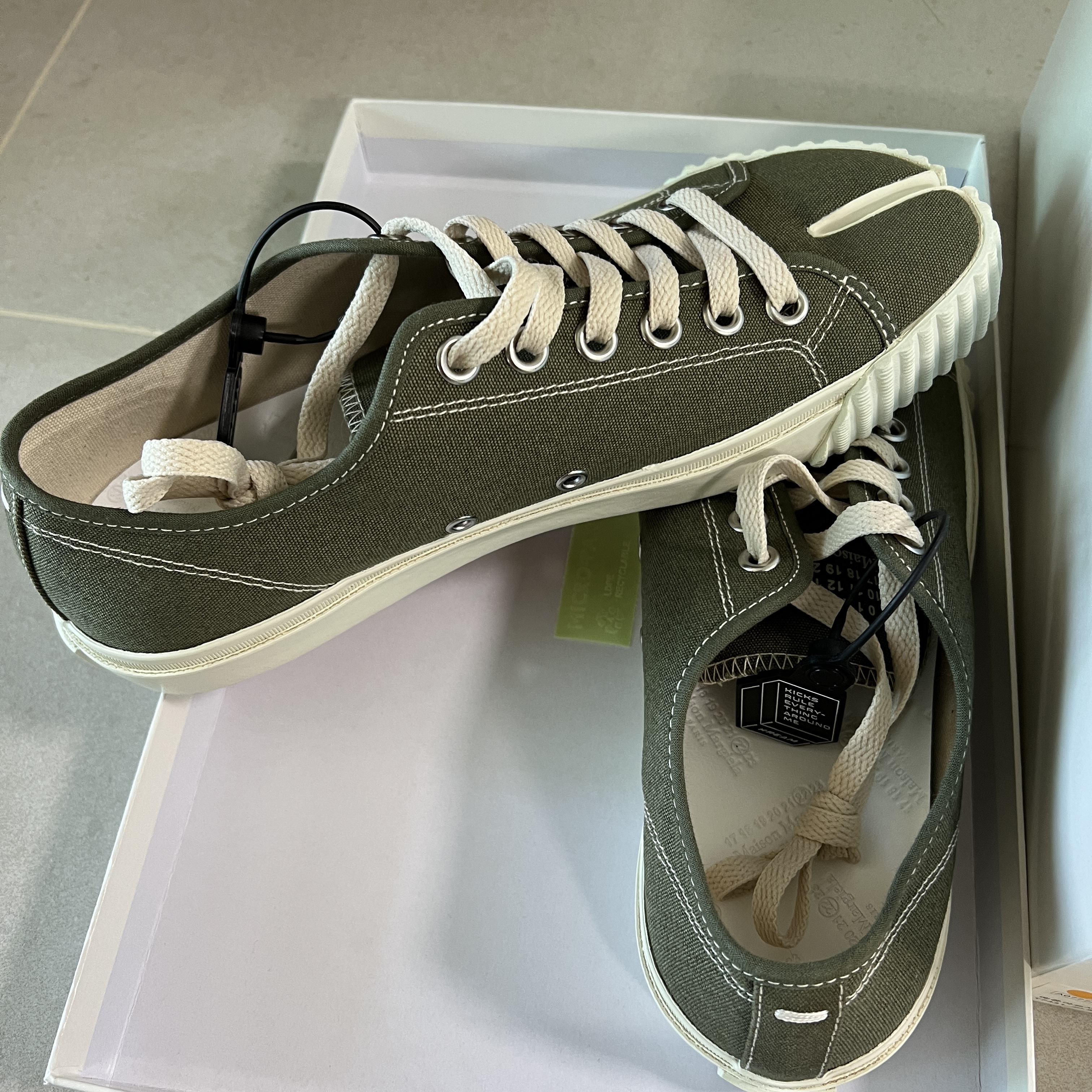 Maison Margiela Tabi Sneakers Olive 착용 스타일 - 3