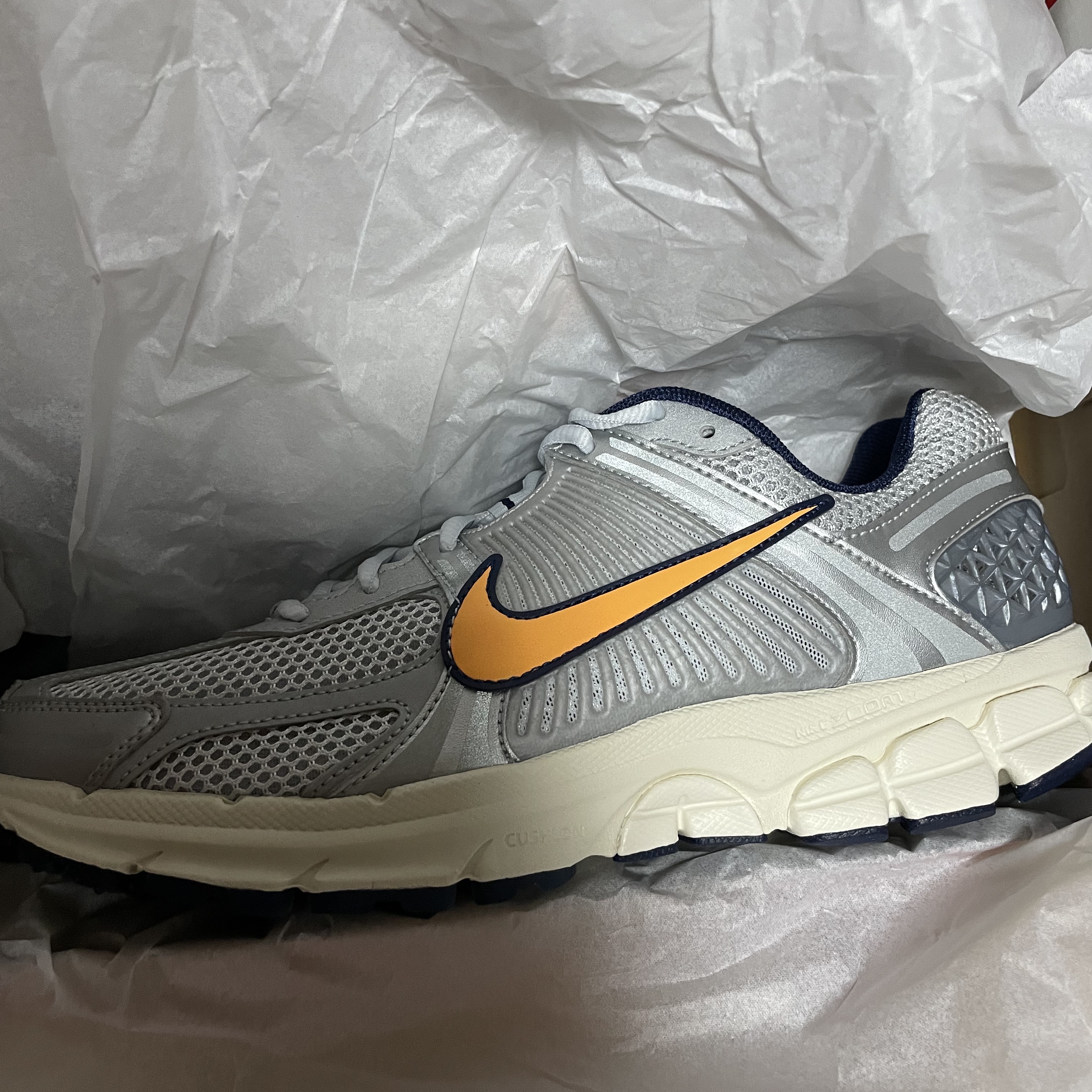 Nike Zoom Vomero 5 Pure Platinum and Laser Orange 착용 스타일