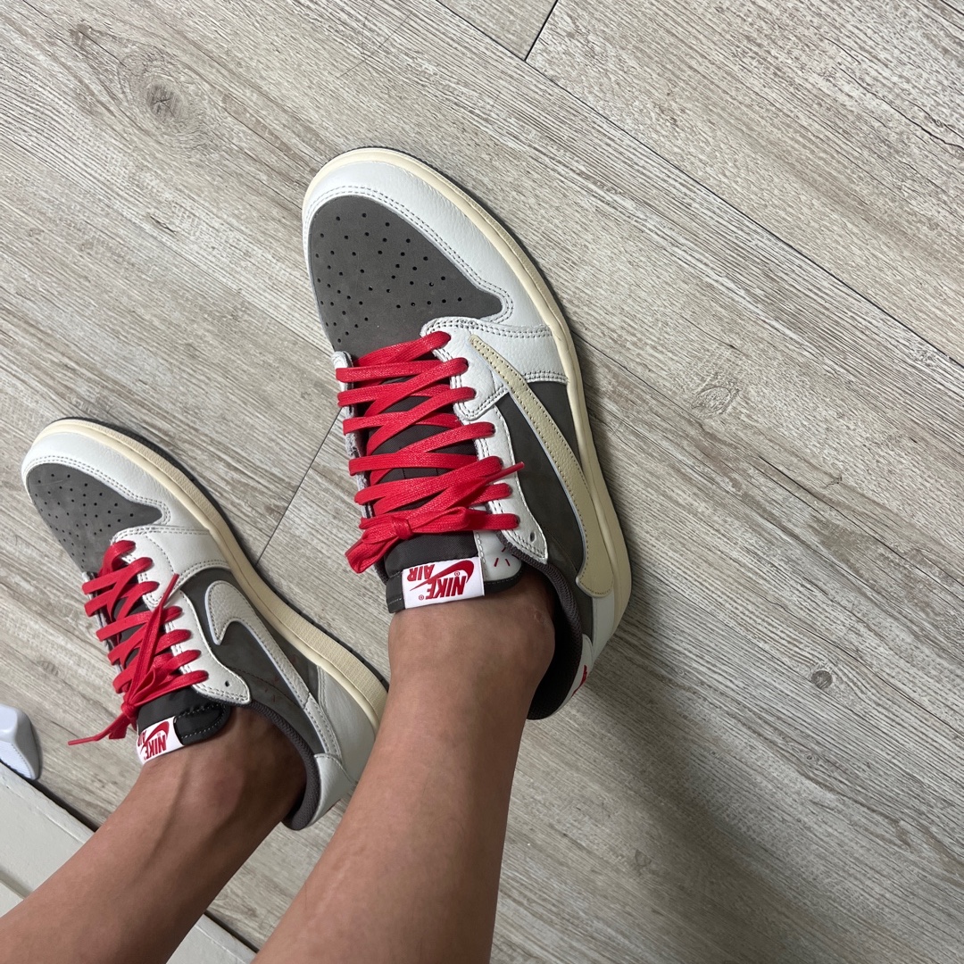 Jordan 1 x Travis Scott Retro Low OG SP Sail and Ridgerock 착용 스타일