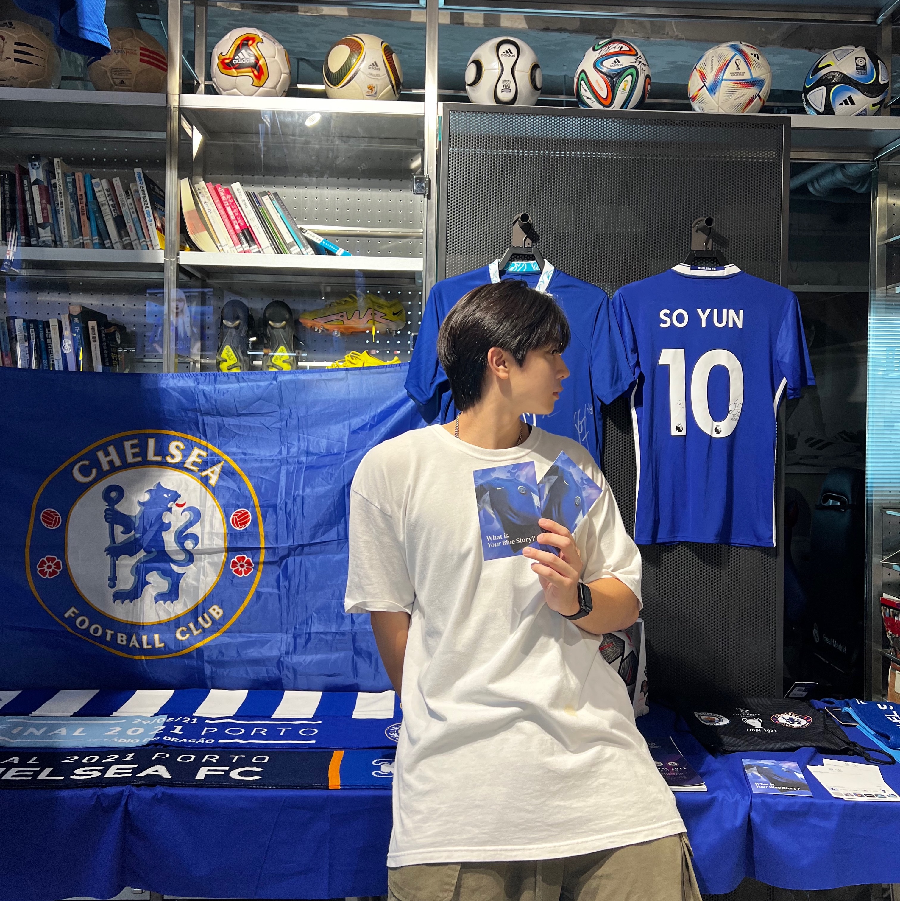 Nike Chelsea FC 2022/23 Stadium Home Dri-Fit Jersey Rush Blue (Non Marking Ver.), Stussy Broken Crown T-Shirt White 착용 스타일