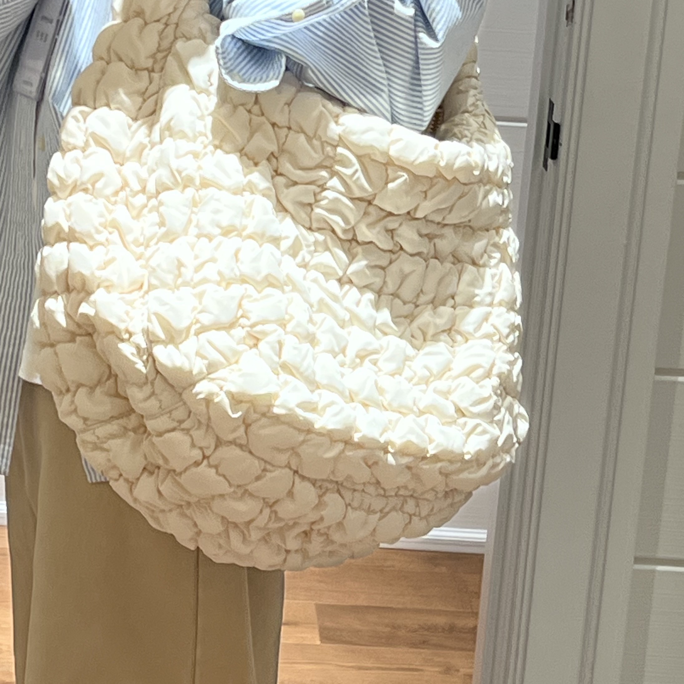 COS Quilted Oversized Shoulder Bag Off White Light Beige 착용 스타일