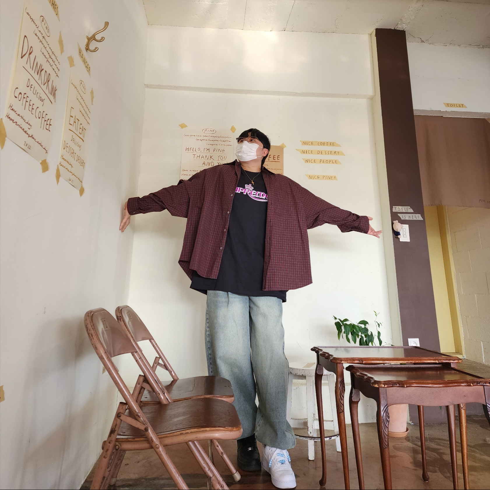 Supreme Crown T-Shirt Black - 23SS, Nike x Drake Nocta Air Force 1 Low SP Certified Lover Boy White 착용 스타일 - 4
