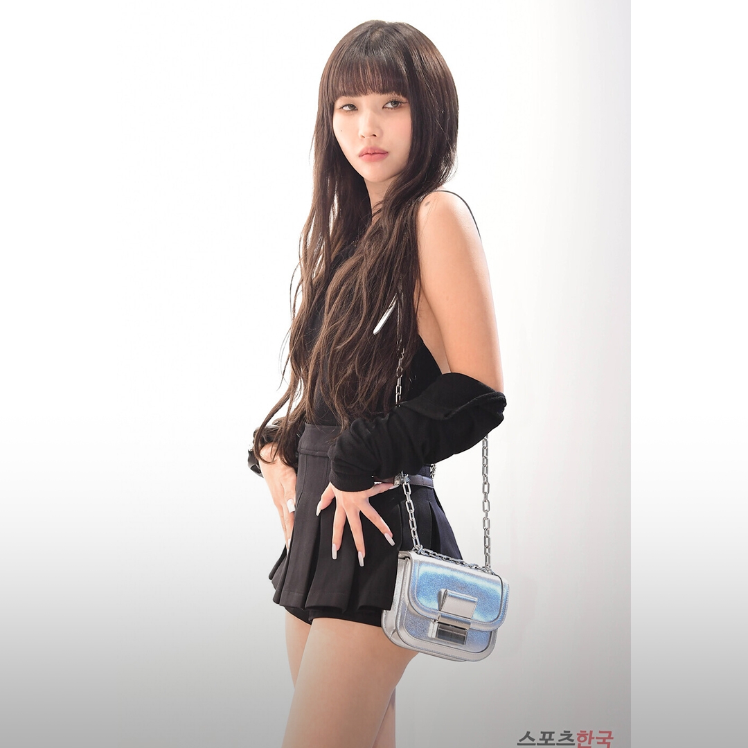 Charles & Keith Petra Curve Shoulder Bag Black, Charles & Keith Charlot Bag Taupe 착용 스타일 - 3