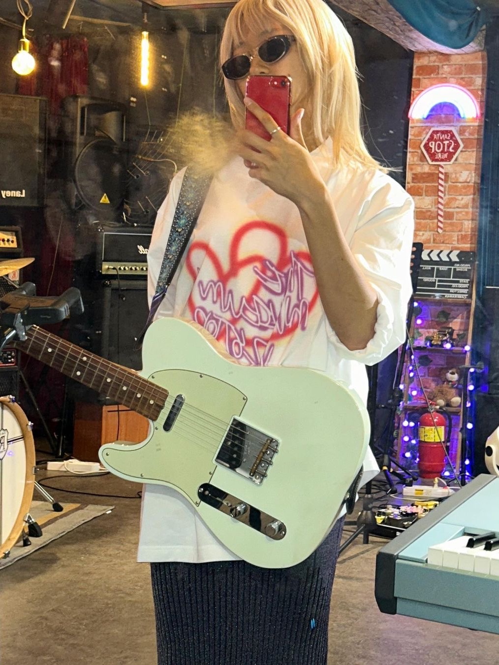 The Museum Visitor Blurred Heart Printed Long Sleeve White 착용 스타일