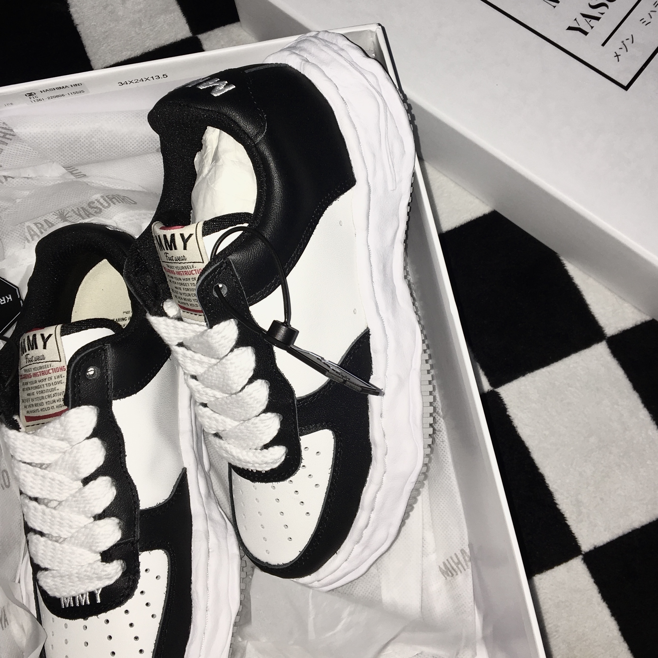 Maison Mihara Yasuhiro Wayne OG Sole Leather Low-top Sneakers Black White 착용 스타일 - 1