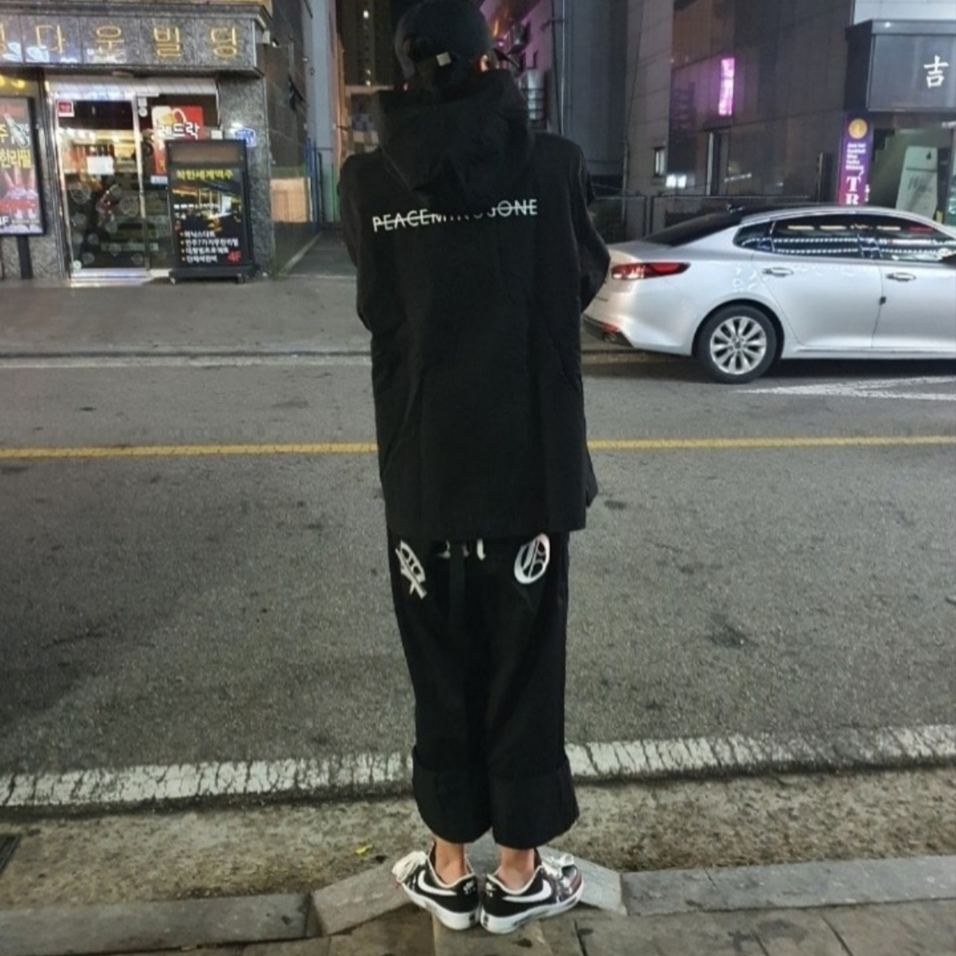 Peaceminusone Pullover Hoodie #1 Black, Peaceminusone Work Pants #1 Black 착용 스타일