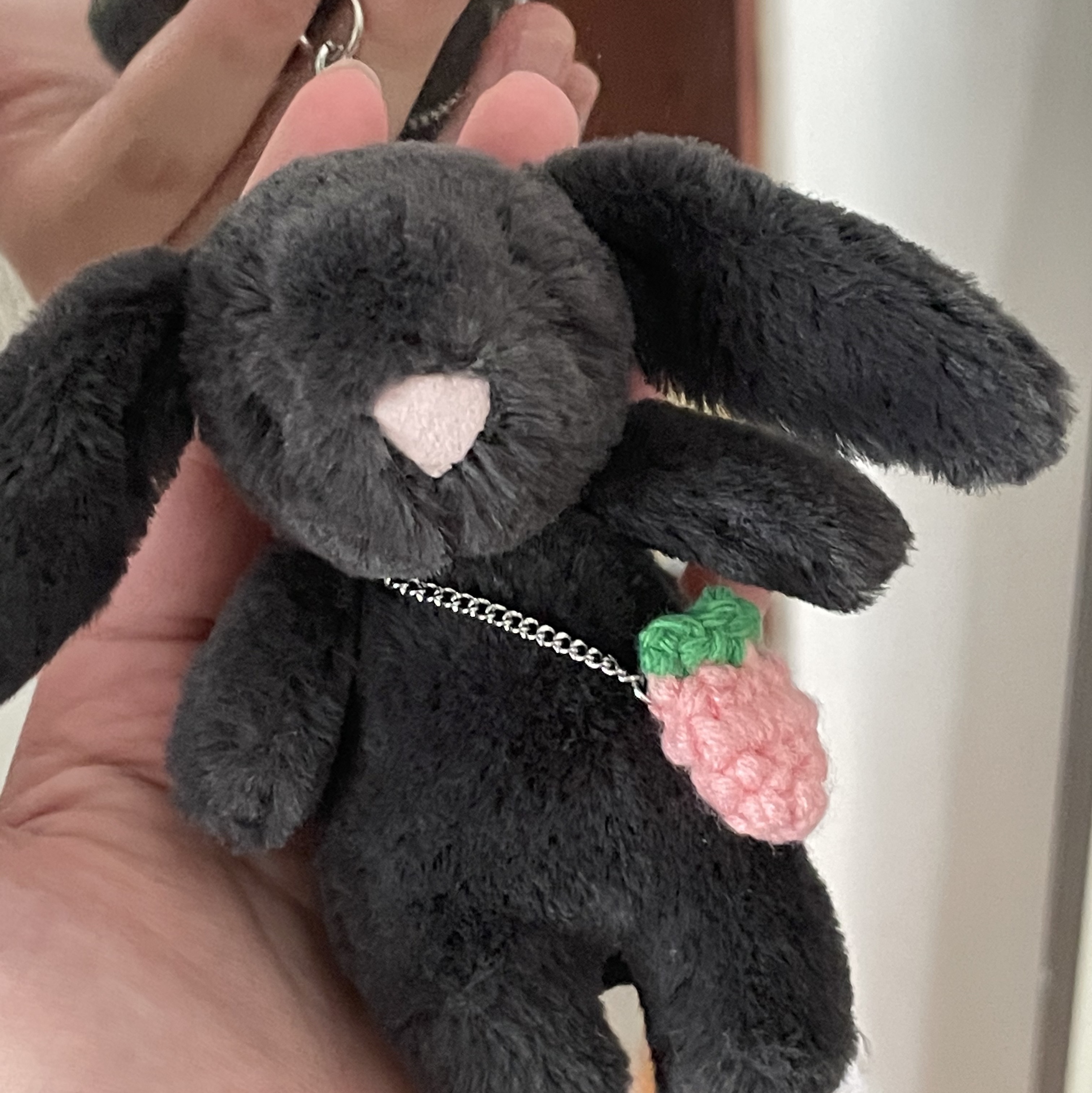 Jellycat Bashful Bunny Bag Charm Ink 착용 스타일 - 1