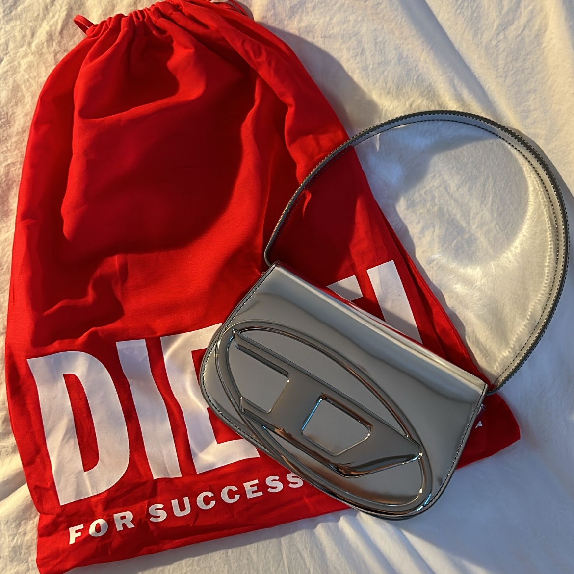 Diesel 1DR Shoulder Bag in Mirrored Leather Silver 착용 스타일