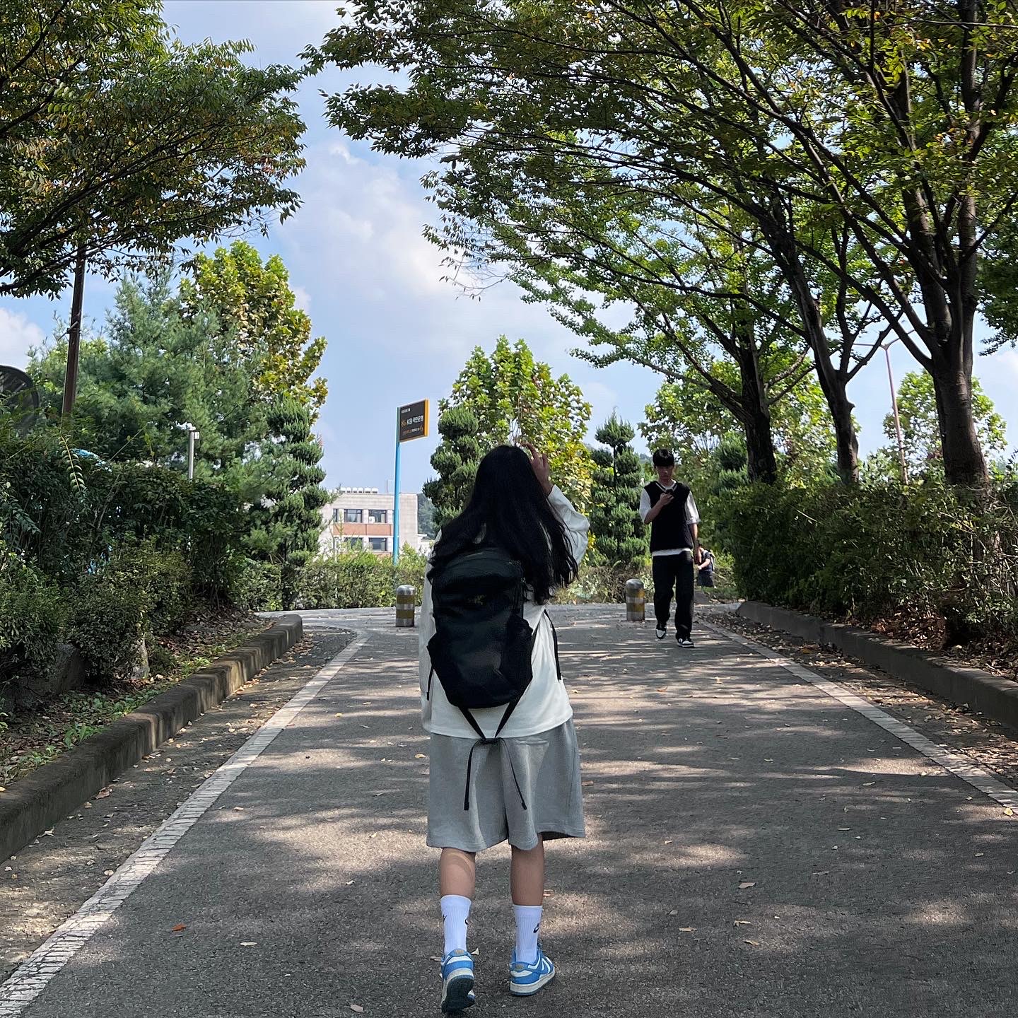 Arc'teryx Mantis 16 Backpack Black, Zara x Ader Error Graphic Long Sleeve T-Shirt Scratch White 착용 스타일