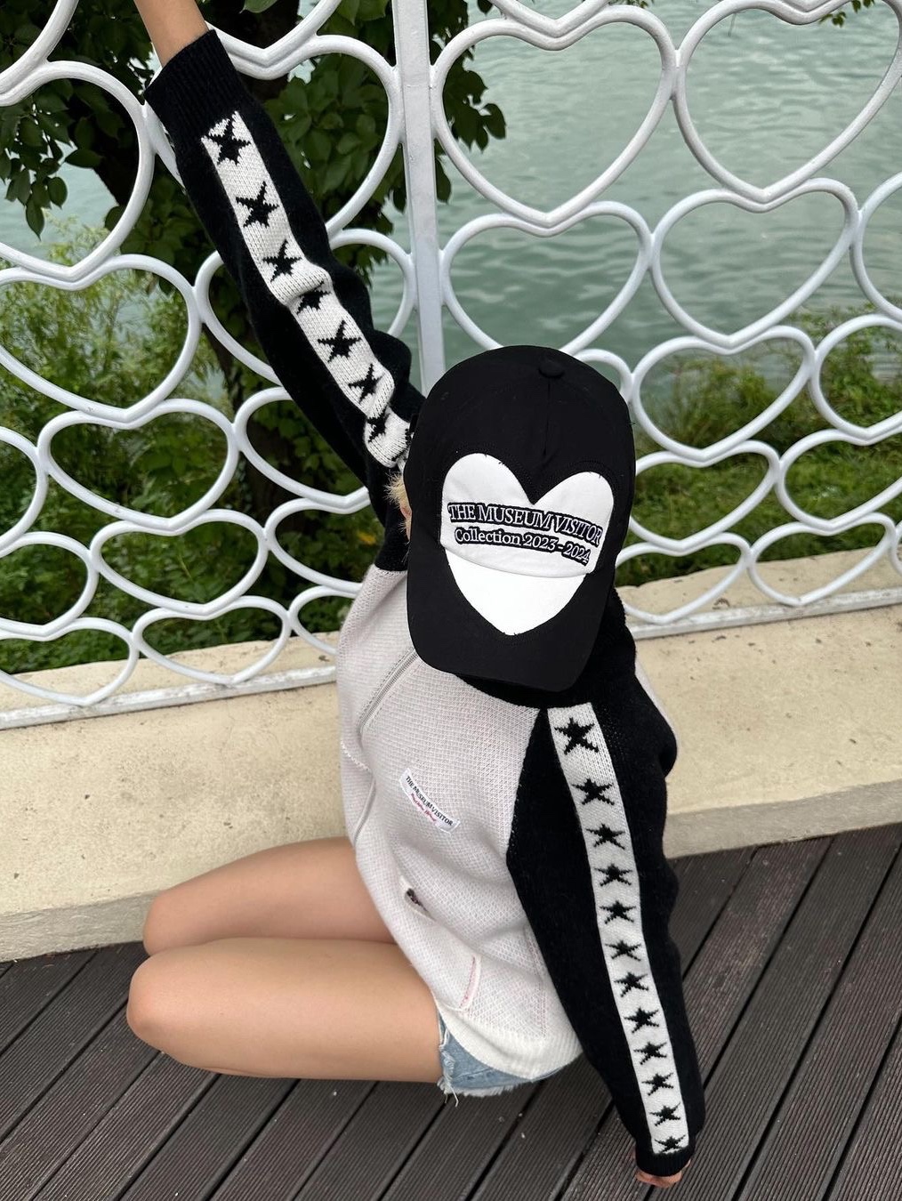 The Museum Visitor Heart Cut-Out Logo Ballcap Black, The Museum Visitor Sky Love Jacquard Collar Knit Zip Up Black 착용 스타일
